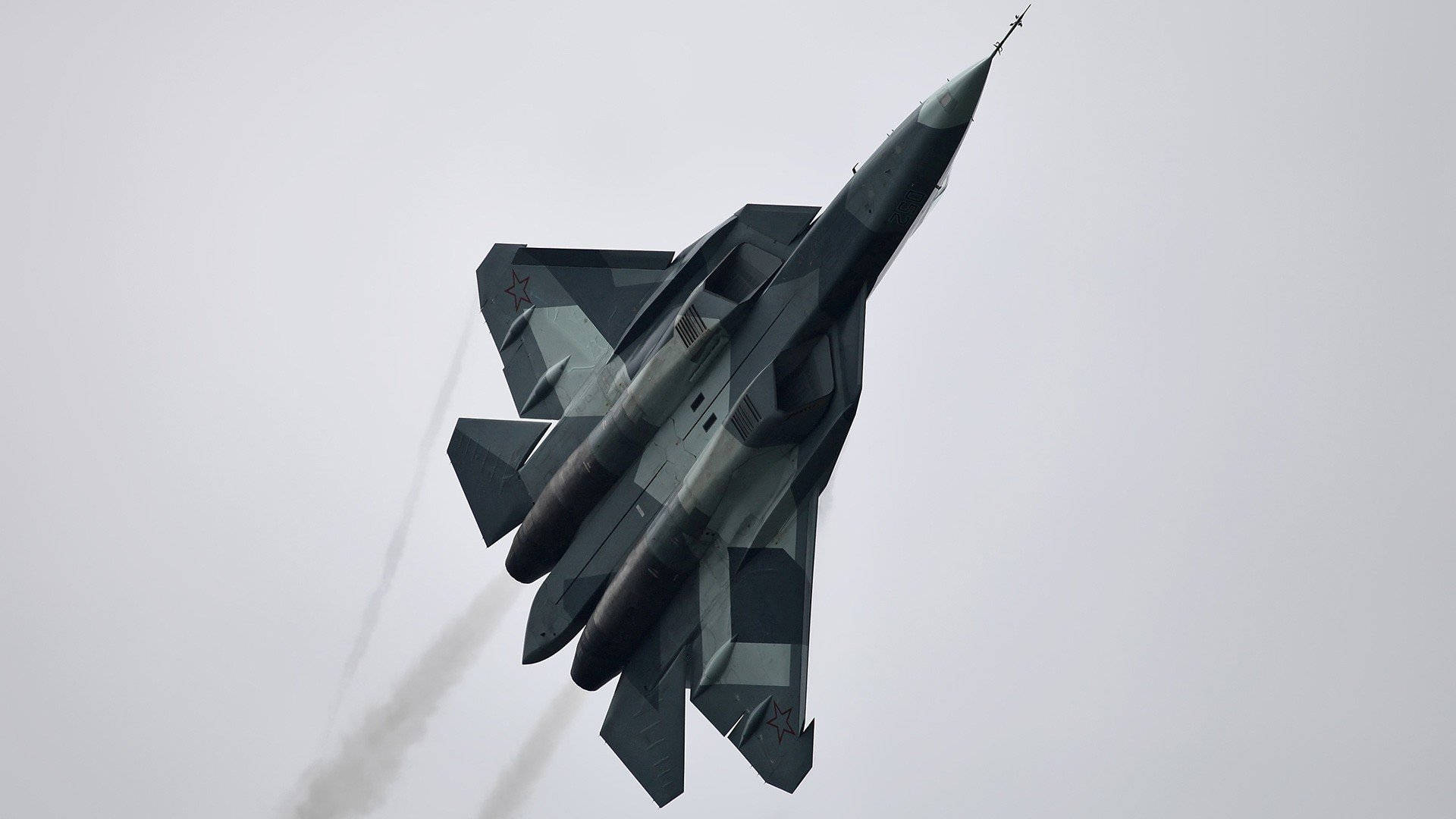 桌布 壁紙 — 一架流線型軍用噴射機在蒼白的陰天向上攀升，留下一道廢氣煙霧痕跡。