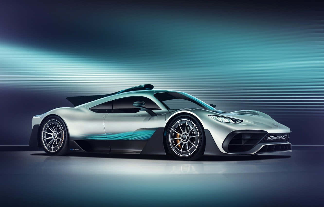 Mercedes 桌布 壁紙 — 一架流線型銀色Aston Martin Valkyrie超跑在充滿動感的青綠色和藍色條紋工作室背景中滑行。