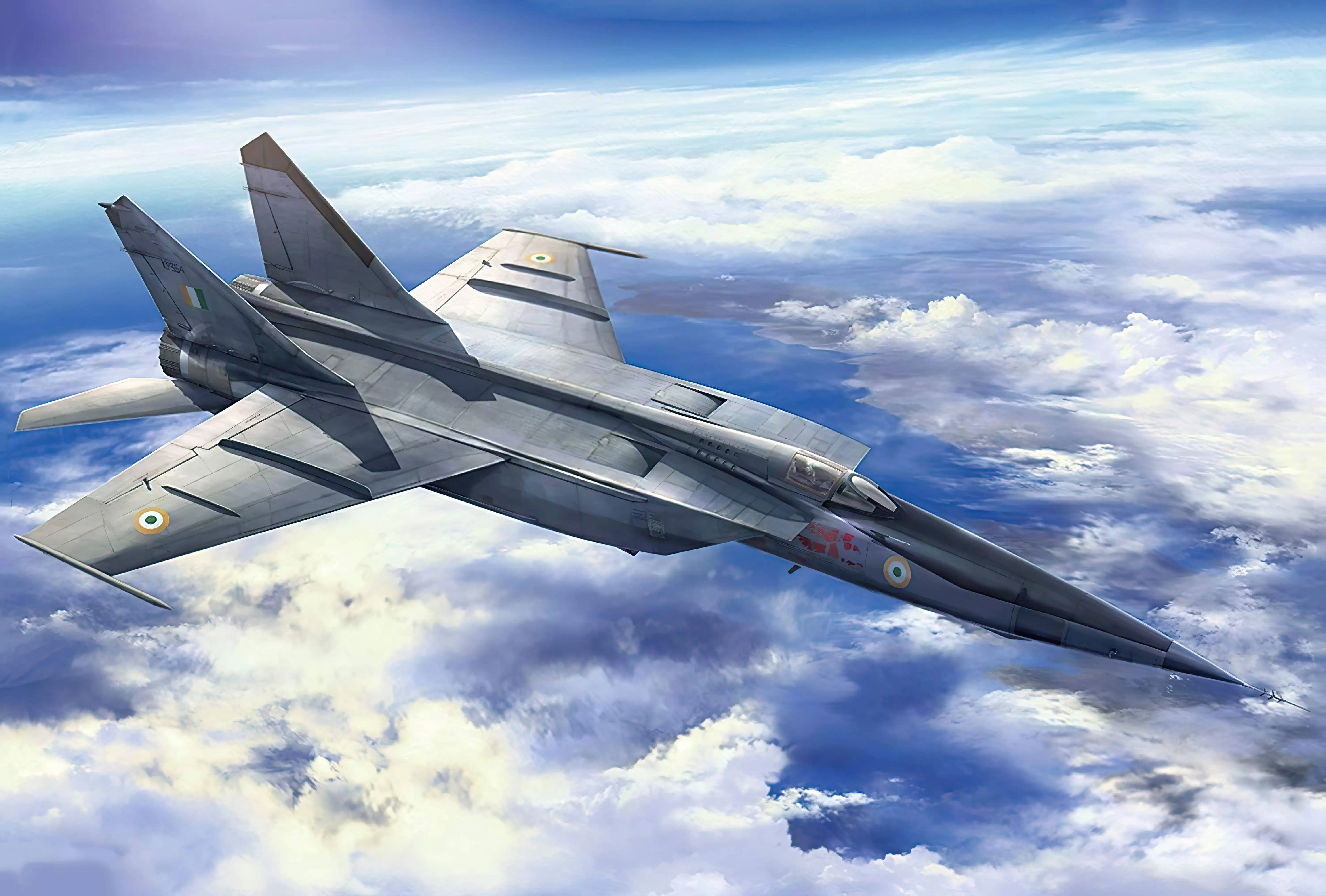 Air Force 桌布 壁紙 — 一架流線型銀色戰鬥機在湛藍天空下翱翔於蓬鬆白雲之上。