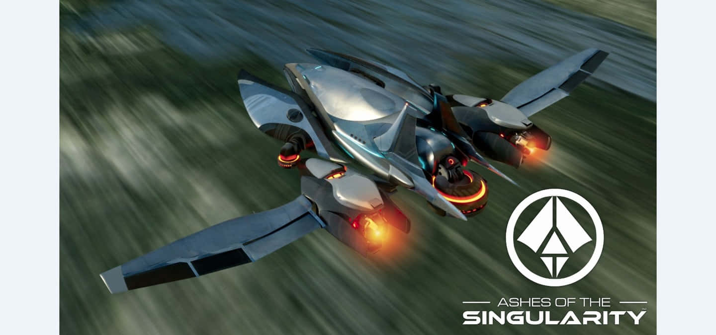 1440p Ashes Of The Singularity 桌布 壁紙 — 一架流線型銀色未來戰機，配備發光橙色引擎，低空飛過模糊的綠色景觀。