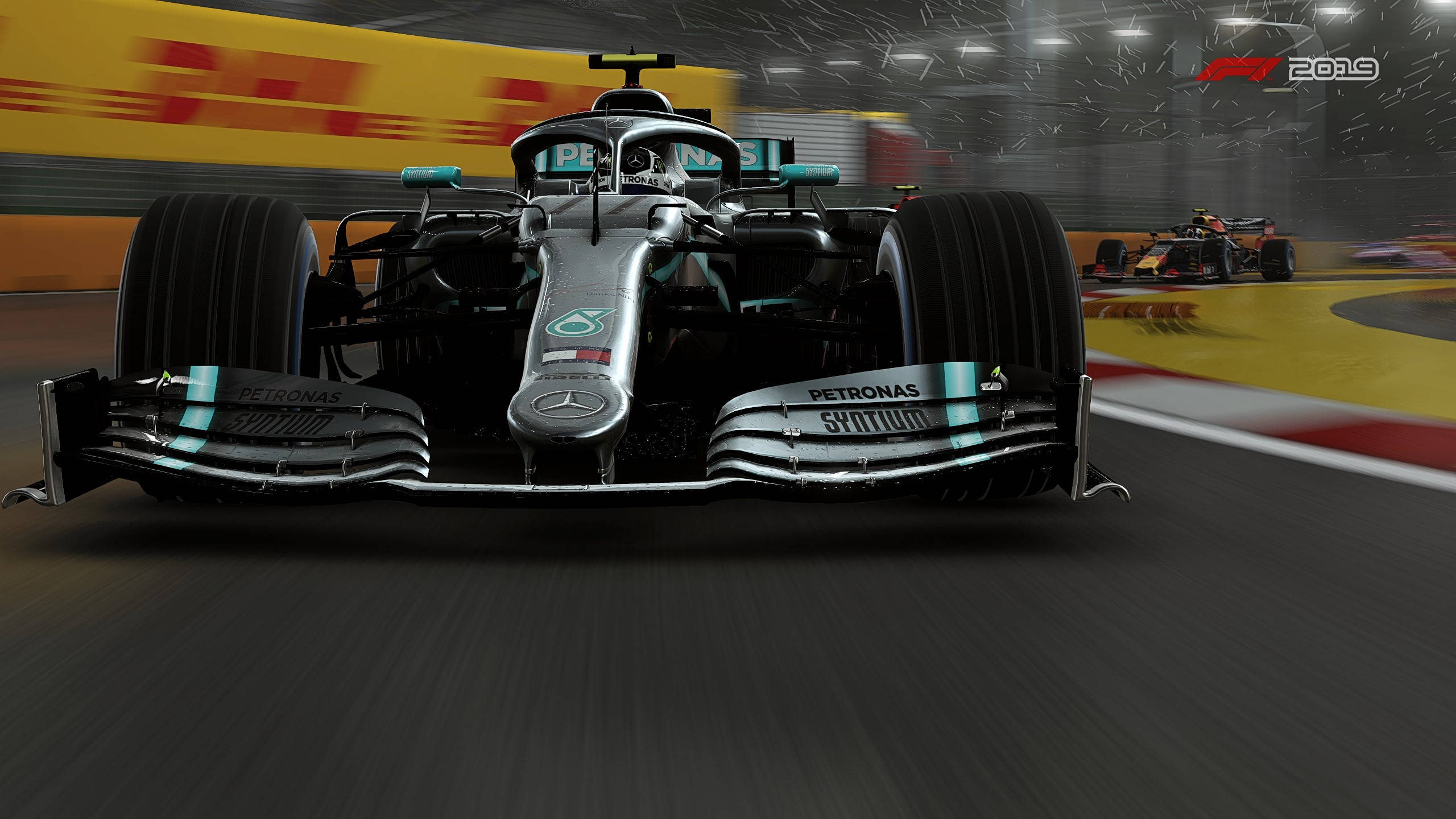 F1 2019 壁紙 桌布 壁紙 — 一架流線型銀色梅賽德斯一級方程式賽車在潮濕的賽道上向前飛馳，呈現模糊動態和可見雨滴。