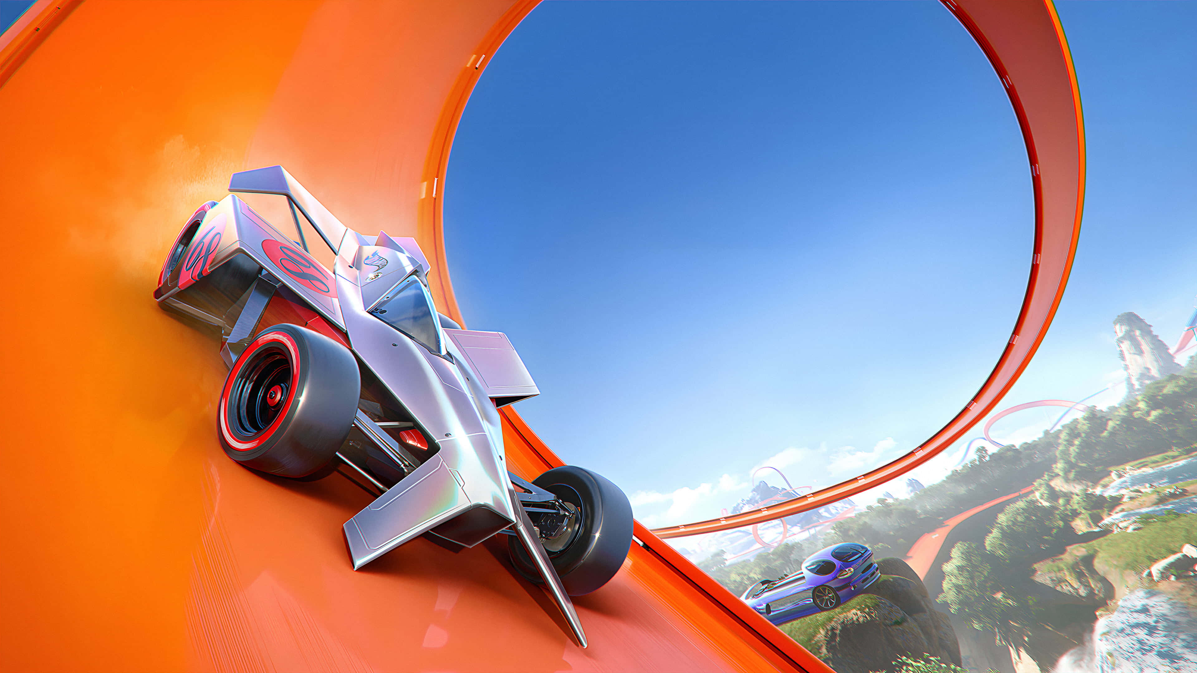 Forza Horizon 5 4K 桌布 壁紙 — 一架流線型銀色賽車沿著亮橙色彎曲賽道飛馳，背景是清澈的藍天、遠處的綠色山丘，以及下方另一輛賽車。