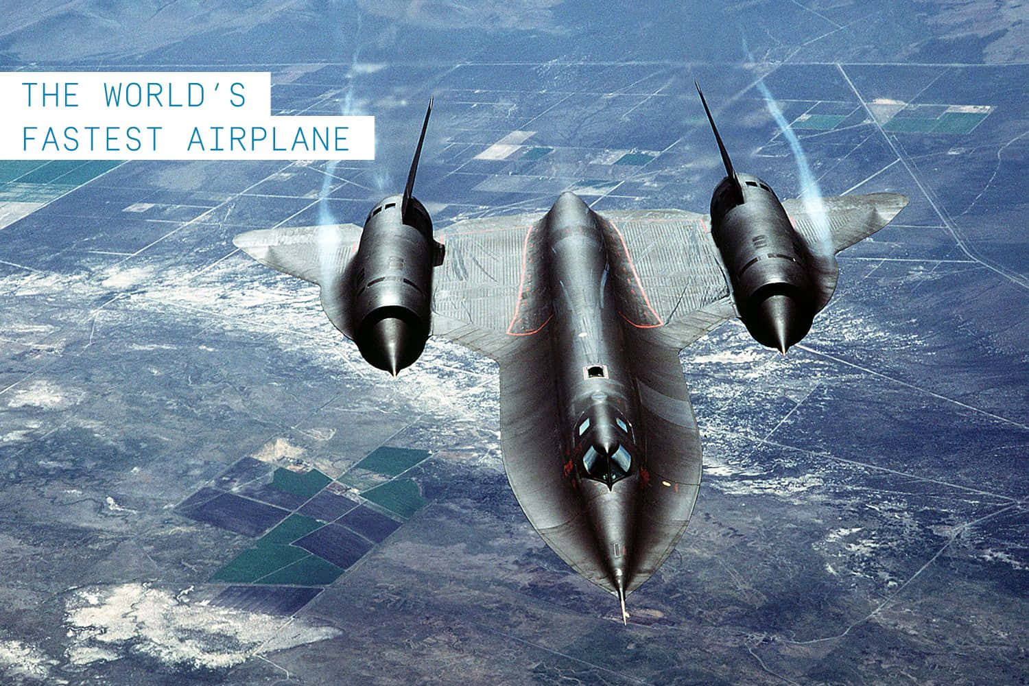 Best Jumbo Jets 桌布 壁紙 — 一架流線型黑色超音速噴射機在拼布般的地景上空翱翔，留下蒸氣痕跡。
