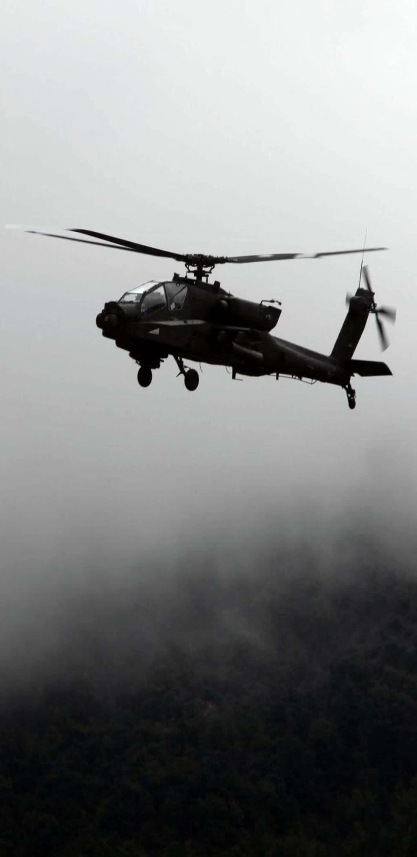 Helicopter 桌布 壁紙 — 一架深色軍用直升機以單色調低飛過霧氣籠罩的森林樹冠。