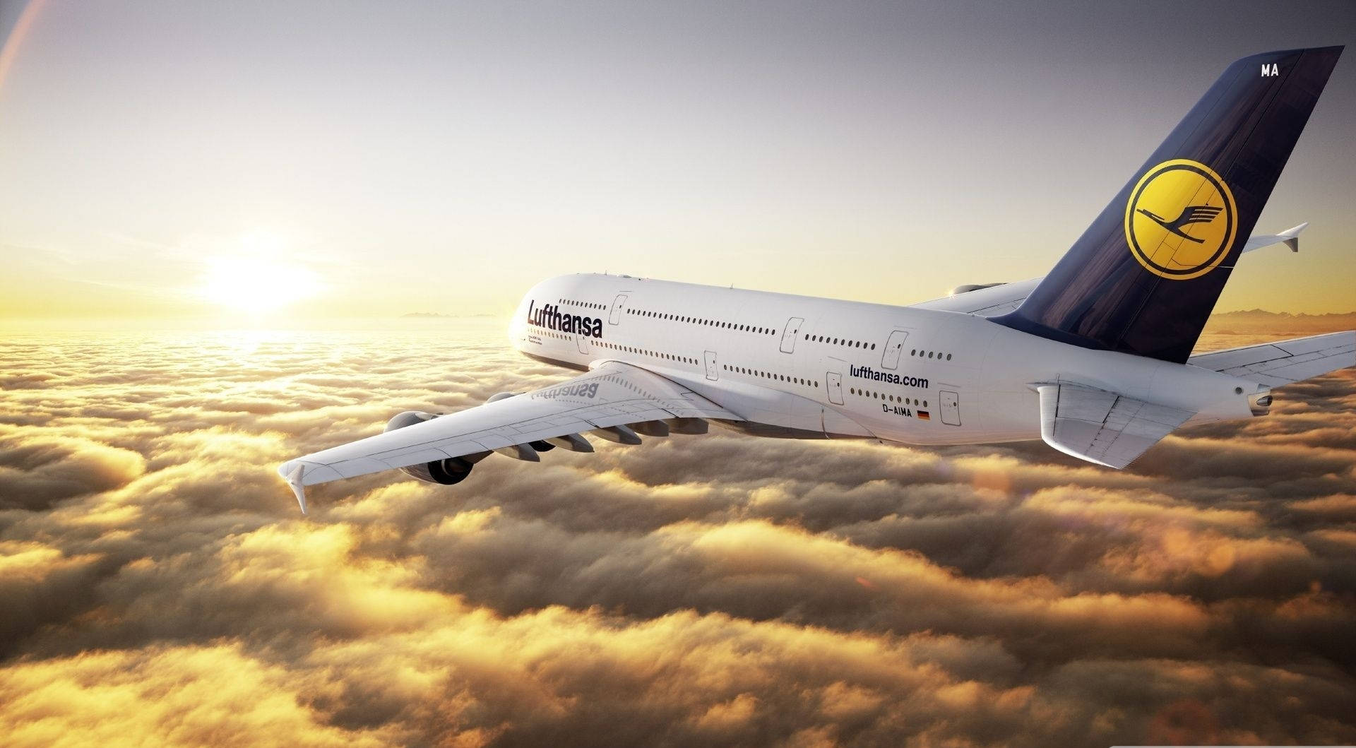 雲朵 桌布 壁紙 — 一架漢莎航空空中巴士A380在日出時翱翔於金色雲層之上，溫暖的光芒灑在其流線型的白色機身上。