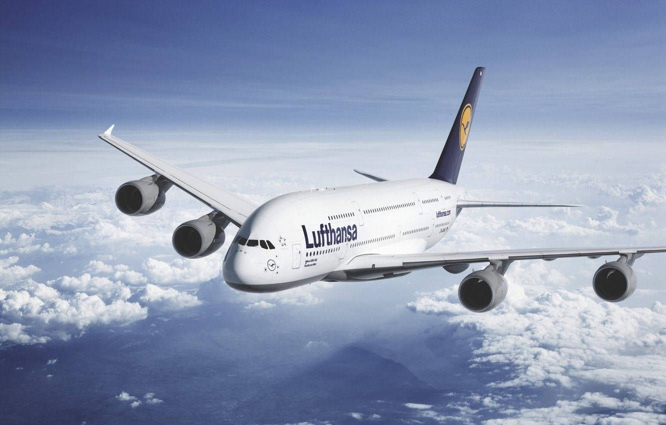 雲朵 桌布 壁紙 — 一架漢莎航空空中巴士A380在晴朗藍天下翱翔於蓬鬆白雲之上。