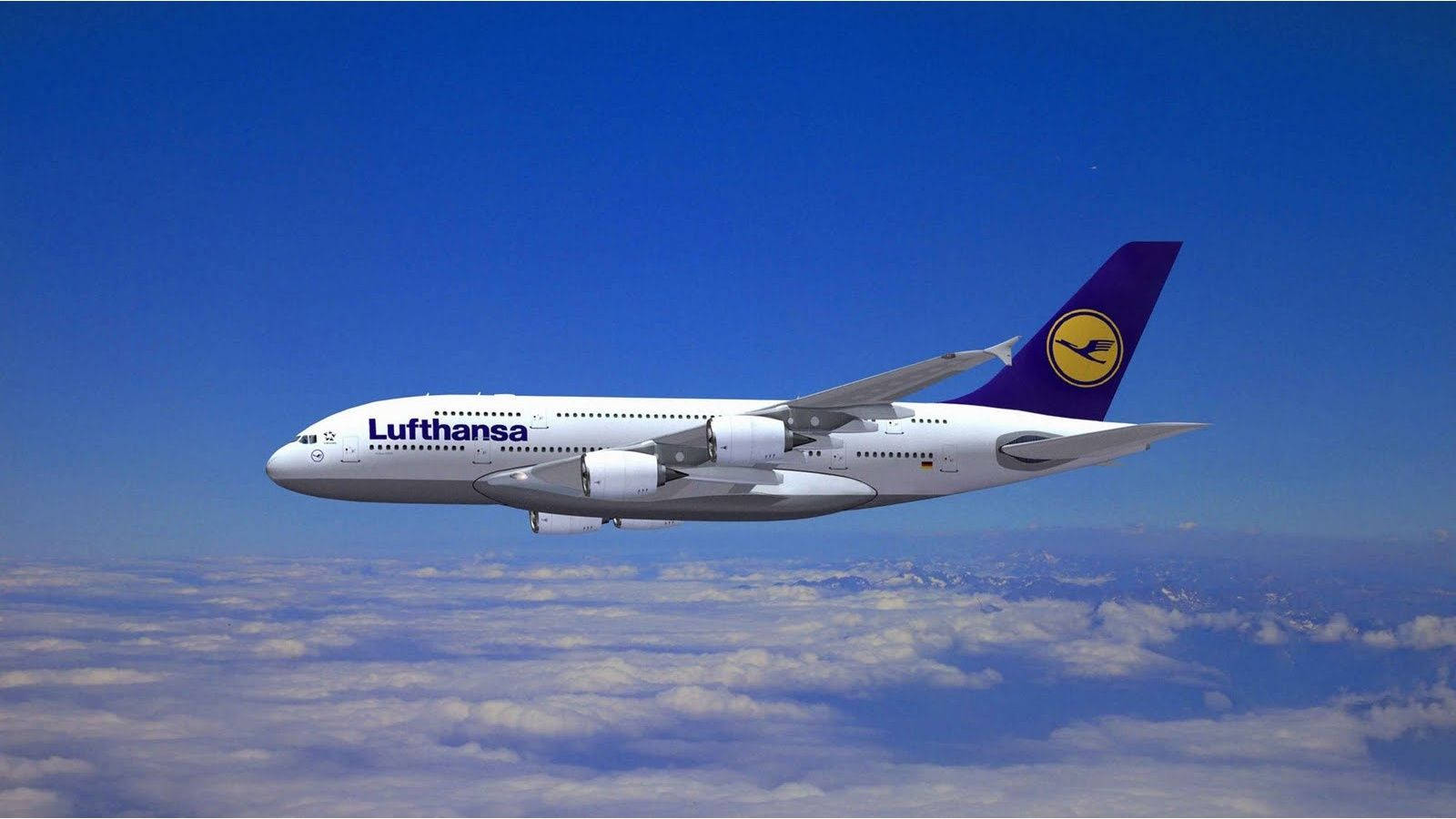 雲朵 桌布 壁紙 — 一架漢莎航空空中巴士A380在晴朗藍天下翱翔於蓬鬆白雲之上，下方遠處有積雪山脈。