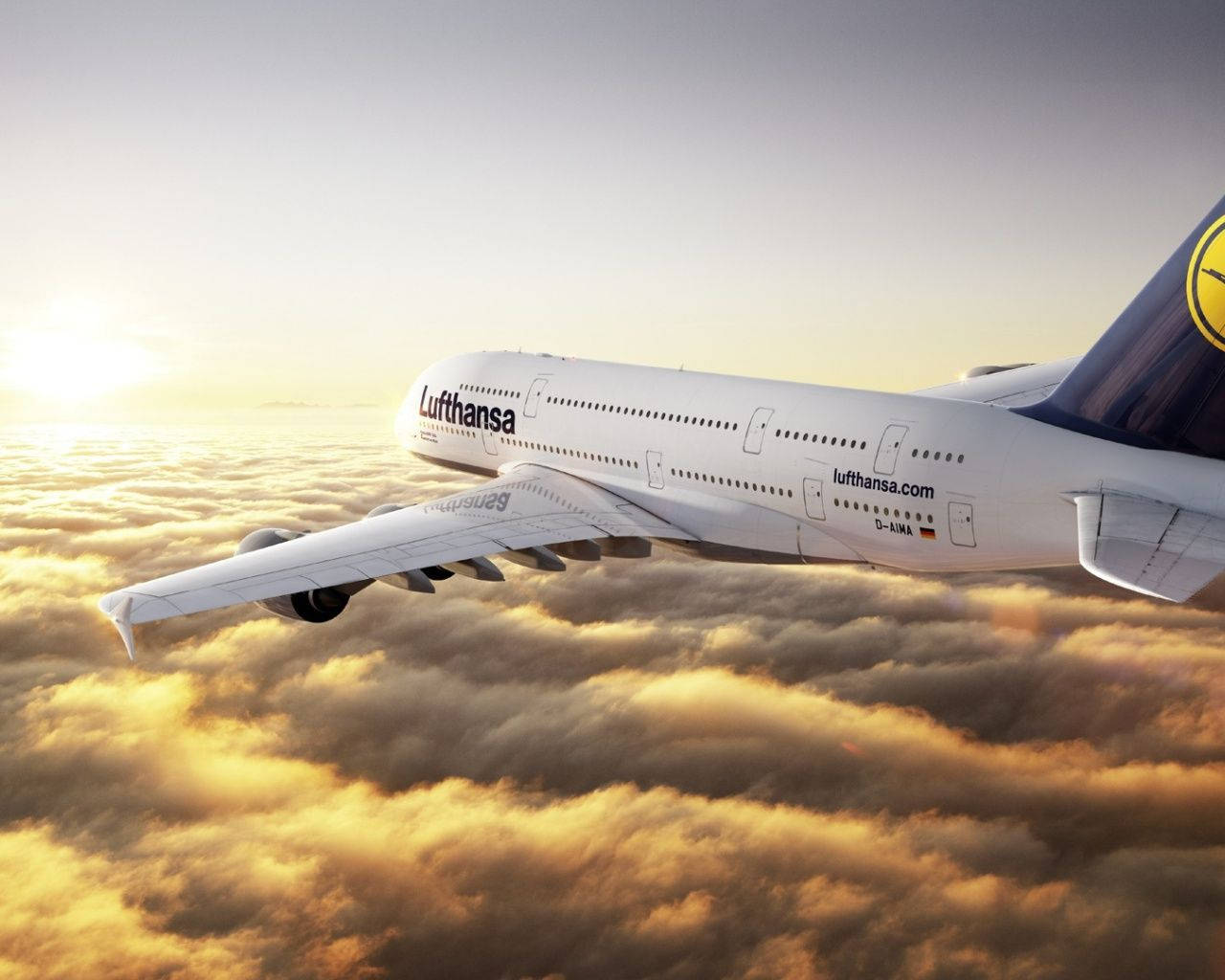 雲朵 桌布 壁紙 — 一架漢莎航空空中巴士A380在溫暖的日出光芒中翱翔於金色雲層之上。
