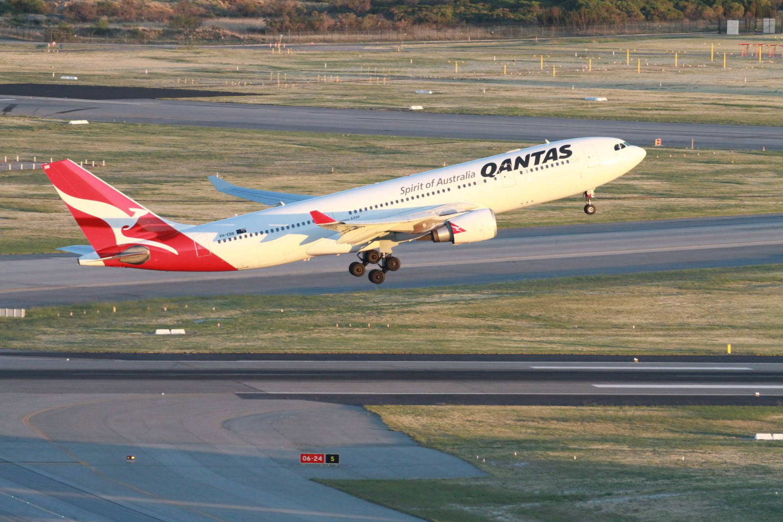 飛機 桌布 壁紙 — 一架澳洲航空空中巴士A330在金色晨曦中從機場跑道起飛。