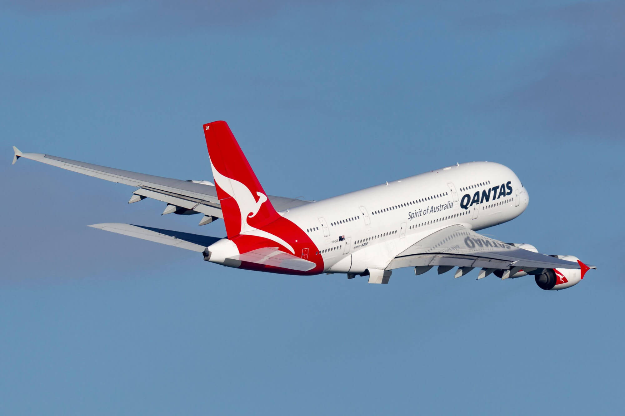飛機 桌布 壁紙 — 一架澳洲航空空中巴士A380在清澈的藍天中優雅翱翔，帶有其標誌性的紅色袋鼠尾翼。