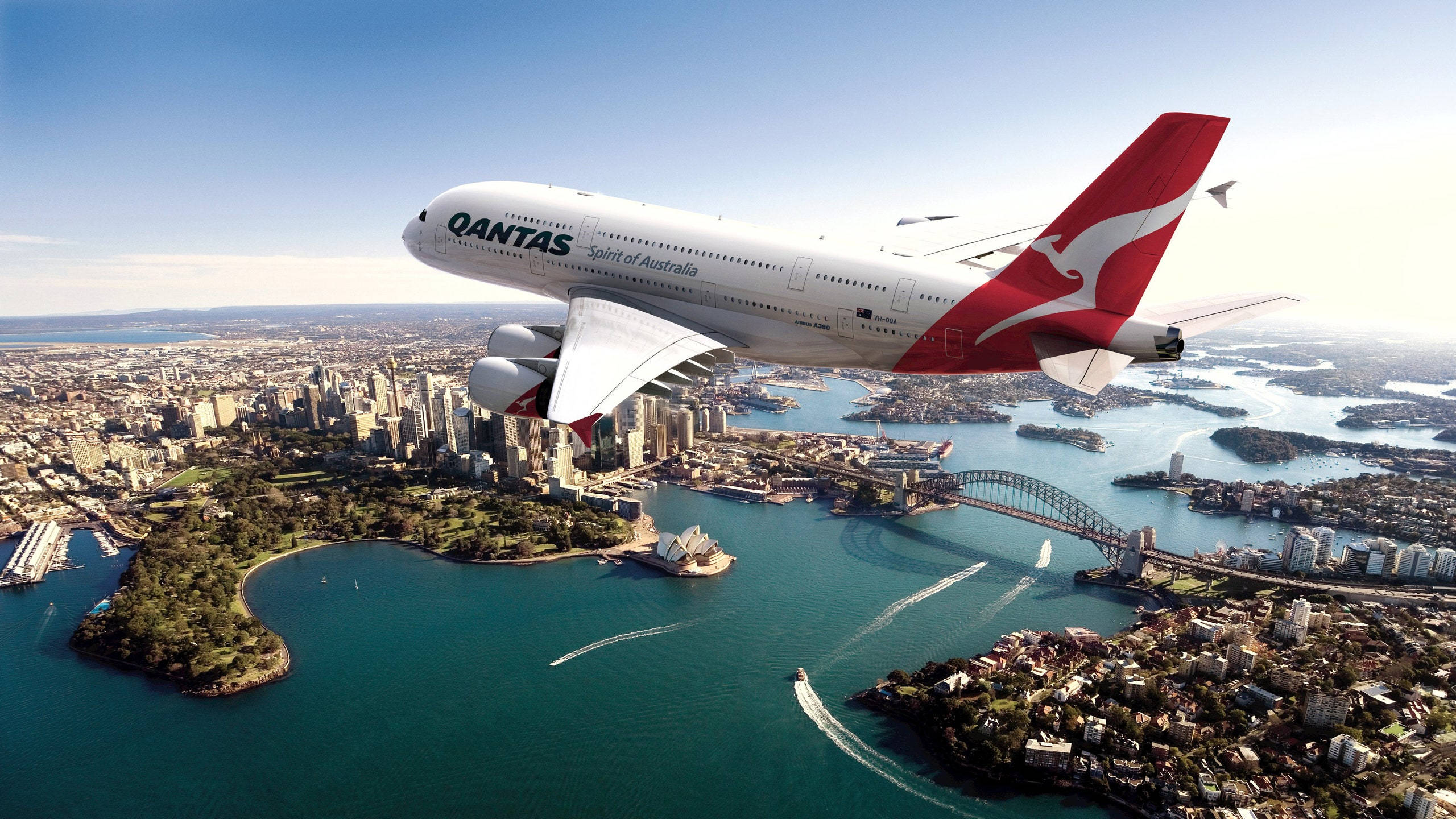 Sydney 桌布 壁紙 — 一架澳洲航空空中巴士A380翱翔於雪梨港上空，下方是歌劇院和港灣大橋，天空湛藍清澈。
