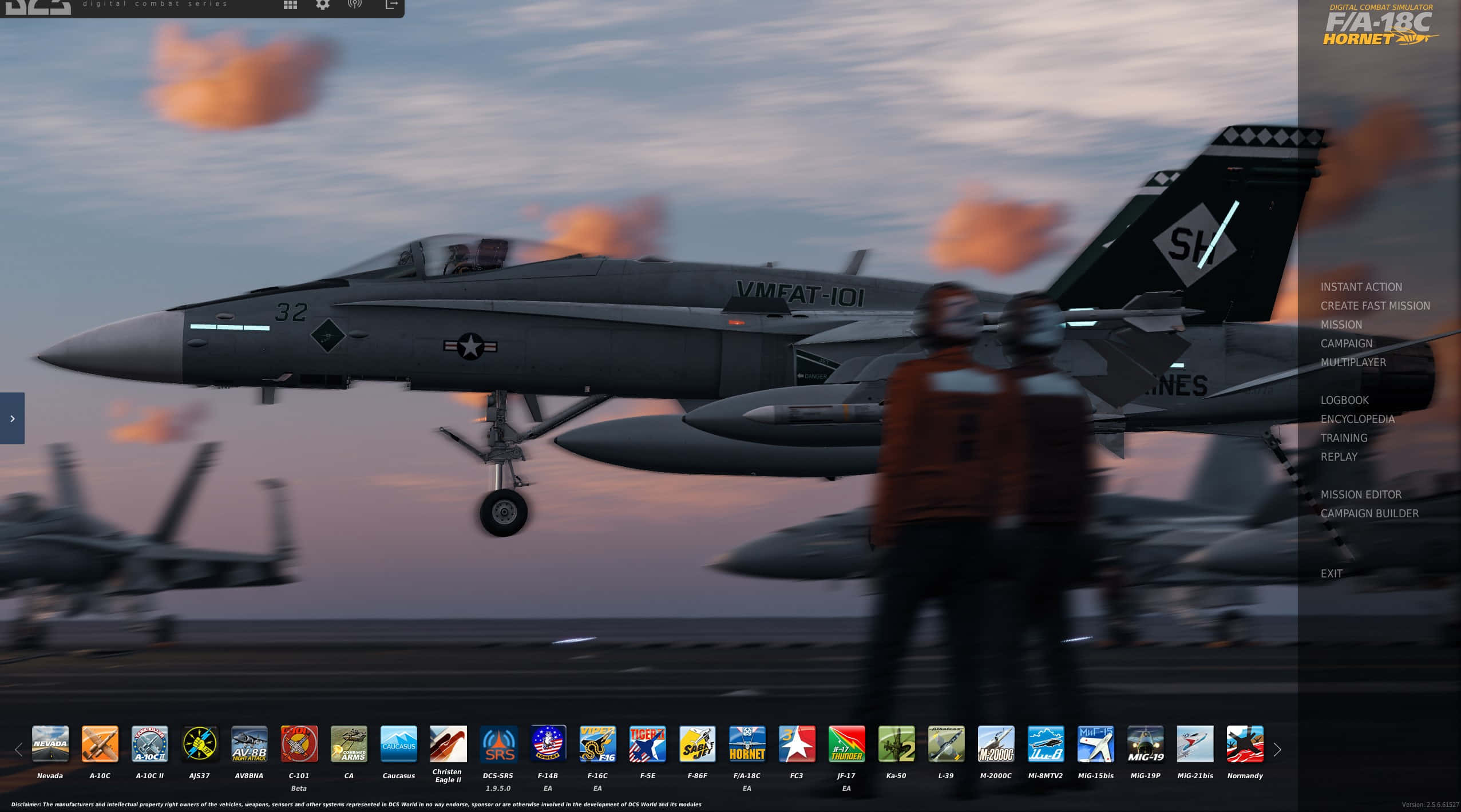 1440p Plane 桌布 壁紙 — 一架灰色F/A-18C大黃蜂戰鬥機在日落時分於航空母艦甲板上滑行，附近有穿著橙色背心的機組人員。