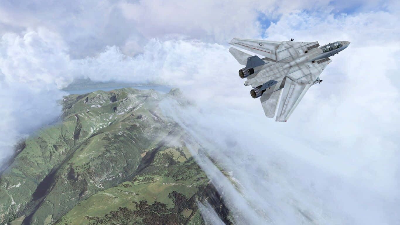 flying 桌布 壁紙 — 一架灰色戰鬥機在綠色山峰和白雲之上翱翔，留下一道凝結尾跡。