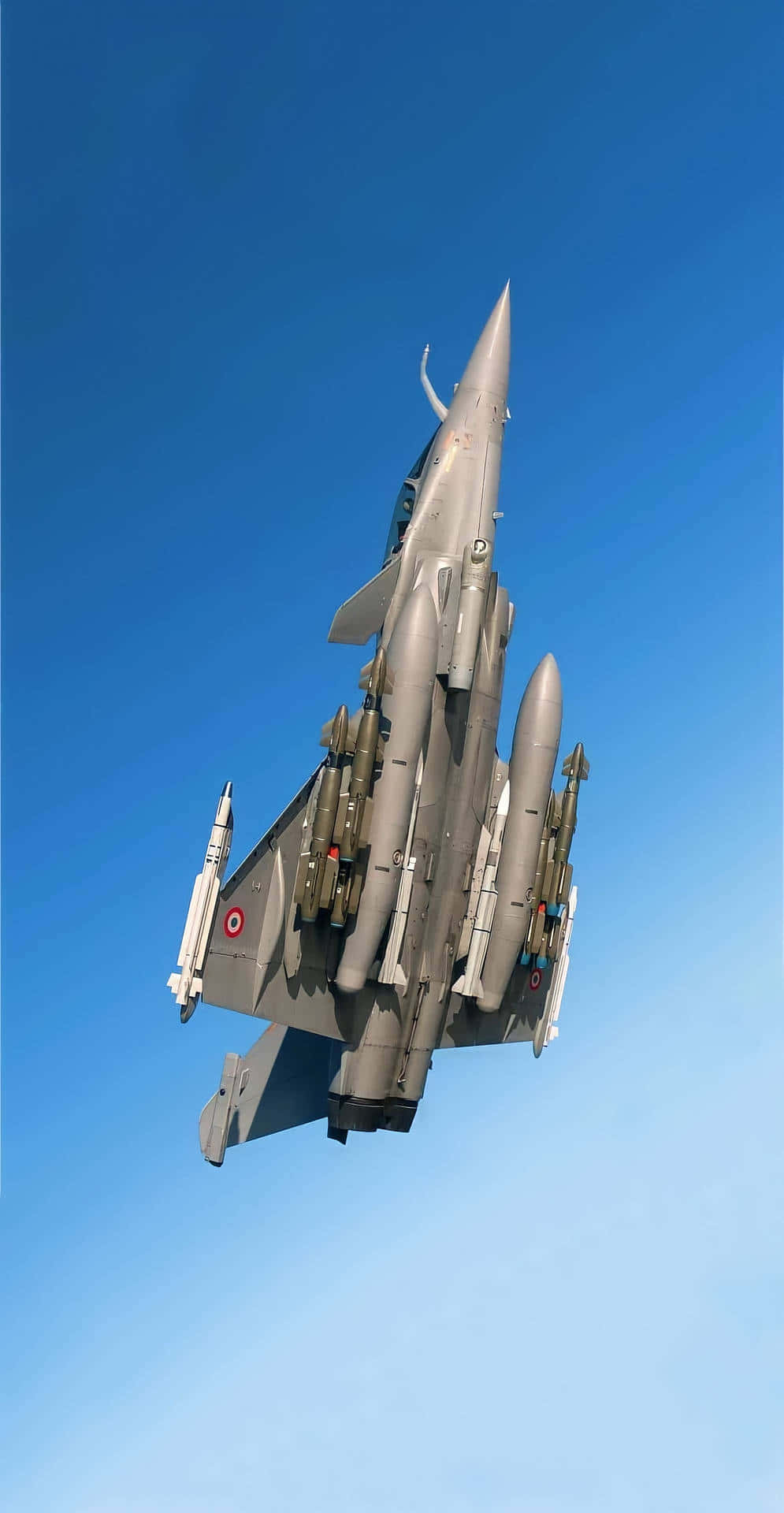 Air Force 桌布 壁紙 — 一架灰色戰鬥機裝載飛彈，在晴朗的藍天中向上翱翔。
