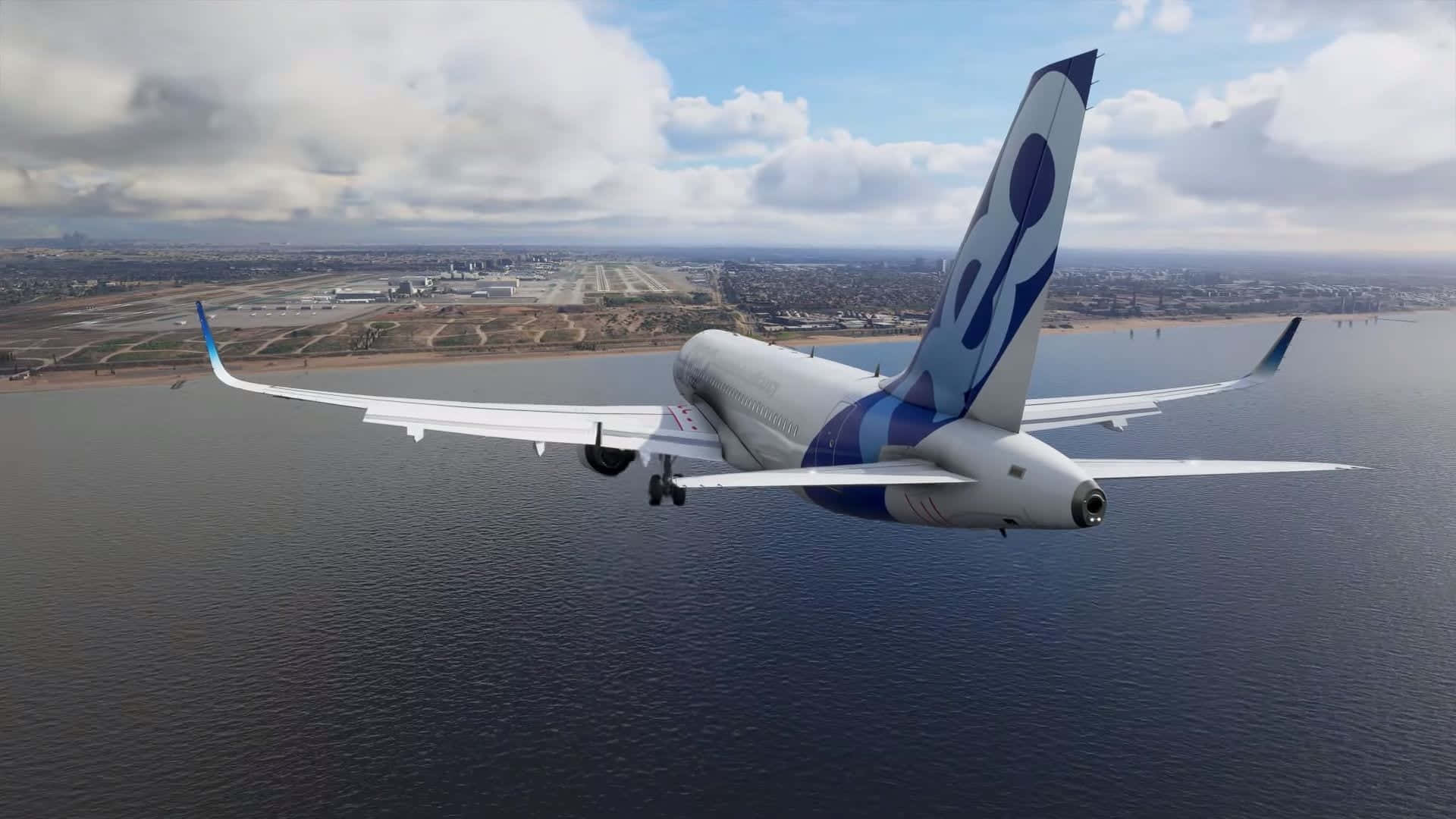 1920x1080 Microsoft Flight Simulator 桌布 壁紙 — 一架現代客機，採用藍白塗裝，在部分多雲的天空下低飛過沿海城市和海洋。