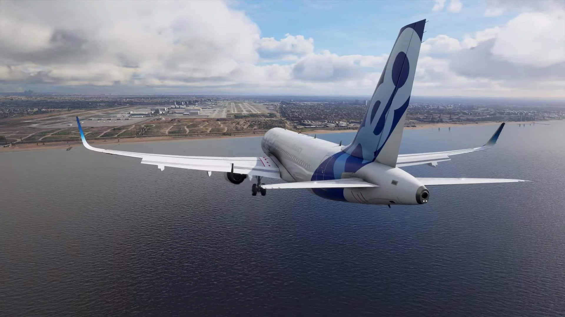 1920x1080 Microsoft Flight Simulator 桌布 壁紙 — 一架現代客機，採用藍白塗裝，在部分多雲的天空下低飛過沿海城市和海洋。