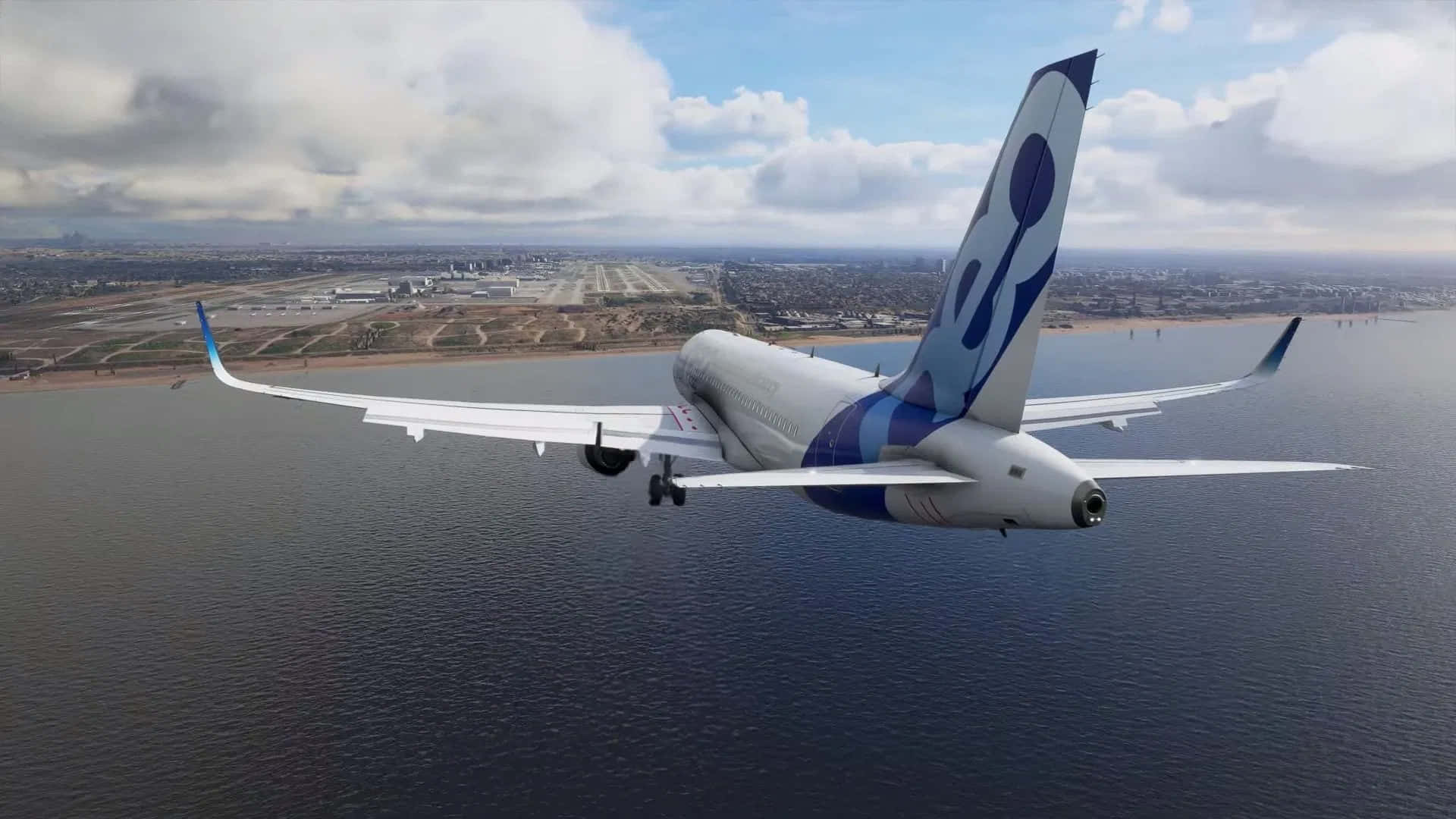 1080p Microsoft Flight Simulator 桌布 壁紙 — 一架現代客機帶有藍白塗裝，在部分多雲的天空下低飛過沿海城市和機場。