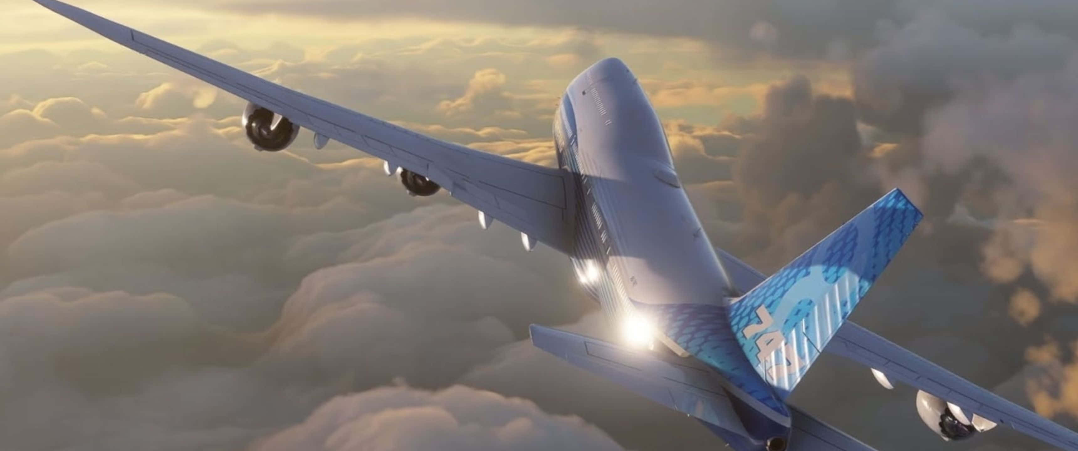 3440x1440p Microsoft Flight Simulator 桌布 壁紙 — 一架現代飛機在日出時翱翔於金色雲層之上，陽光在機身上閃爍。