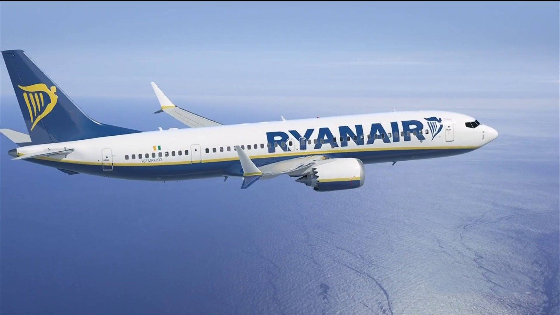 海洋 桌布 壁紙 — 一架瑞安航空客機在晴朗的天空下平穩地翱翔在廣闊的藍色海洋之上。