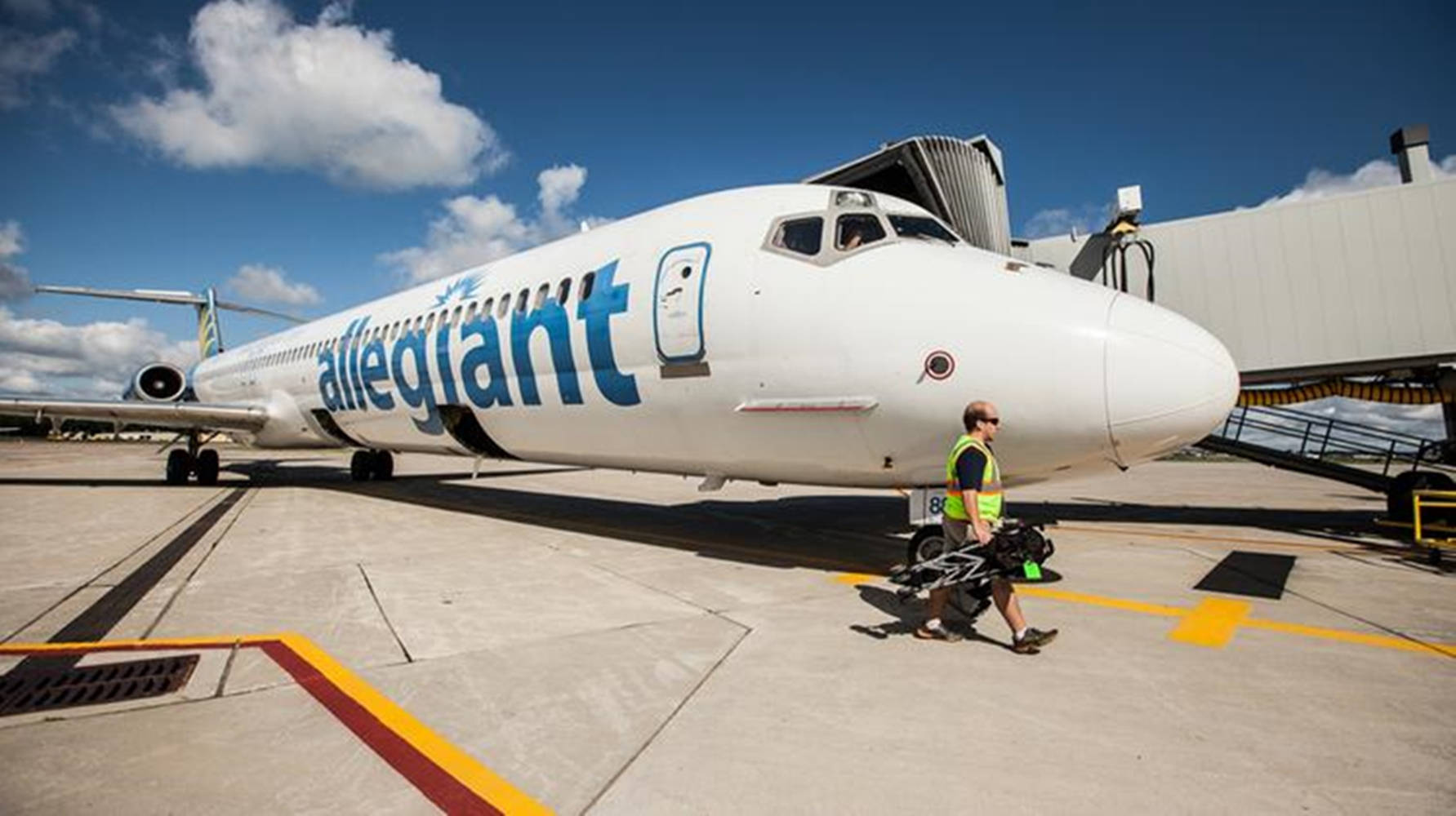 transportation 桌布 壁紙 — 一架白色Allegiant Airlines噴射機停在機場閘口，天空湛藍，白雲朵朵。
