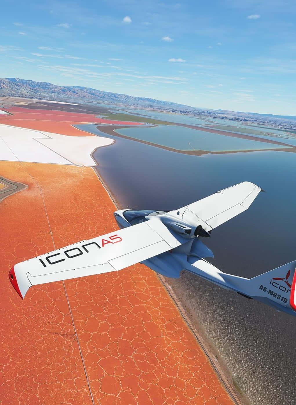 Android Microsoft Flight Simulator 桌布 壁紙 — 一架白色ICON A5水上飛機在晴朗藍天下低飛過鮮豔的橙色鹽灘和藍色水面。