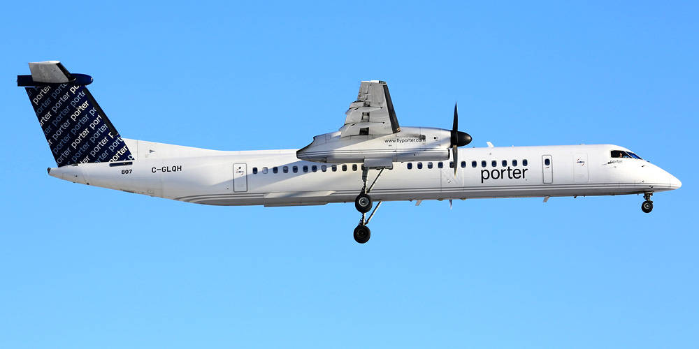 飛機 桌布 壁紙 — 一架白色Porter Airlines渦輪螺旋槳飛機放下起落架，在清澈的藍天中翱翔。