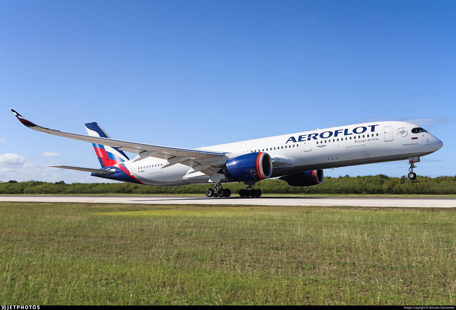 transportation 桌布 壁紙 — 一架白色俄羅斯航空空中巴士A350，帶有藍紅尾翼，在晴朗藍天下於跑道滑行。
