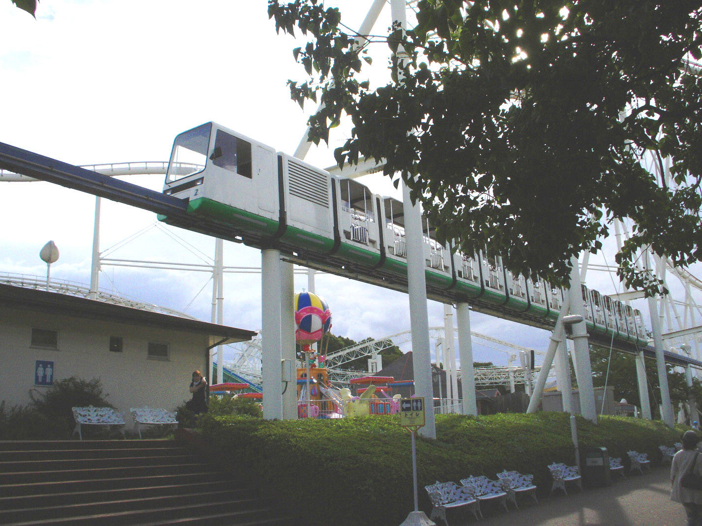 遊樂園中的單軌列車，有遊樂設施和樹木 — 大阪 壁紙