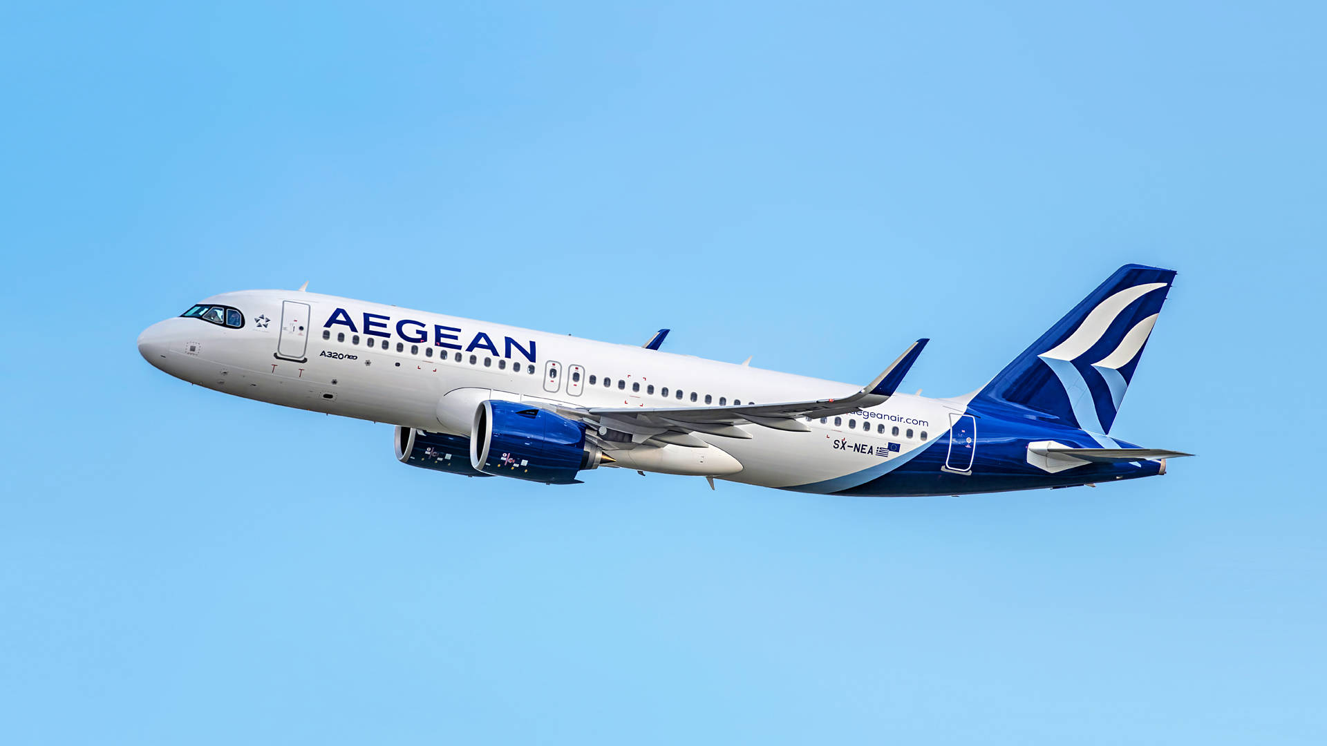  壁紙 — 一架白色和藍色的愛琴海航空空中巴士A320在清澈的蔚藍天空中優雅地翱翔。
