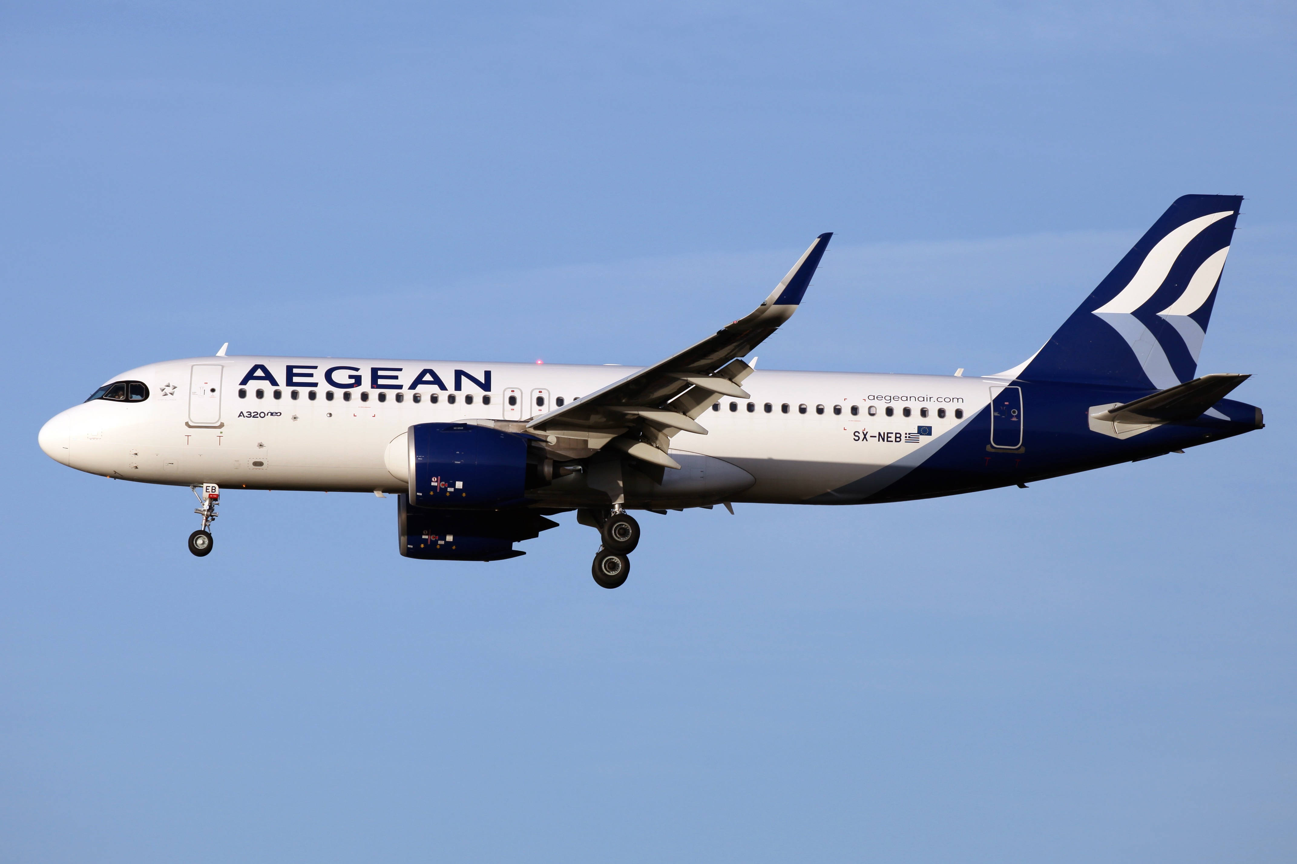 Plane 桌布 壁紙 — 一架白色和藍色的愛琴海航空空中巴士A320neo飛機放下起落架，在清澈的藍天中飛行。