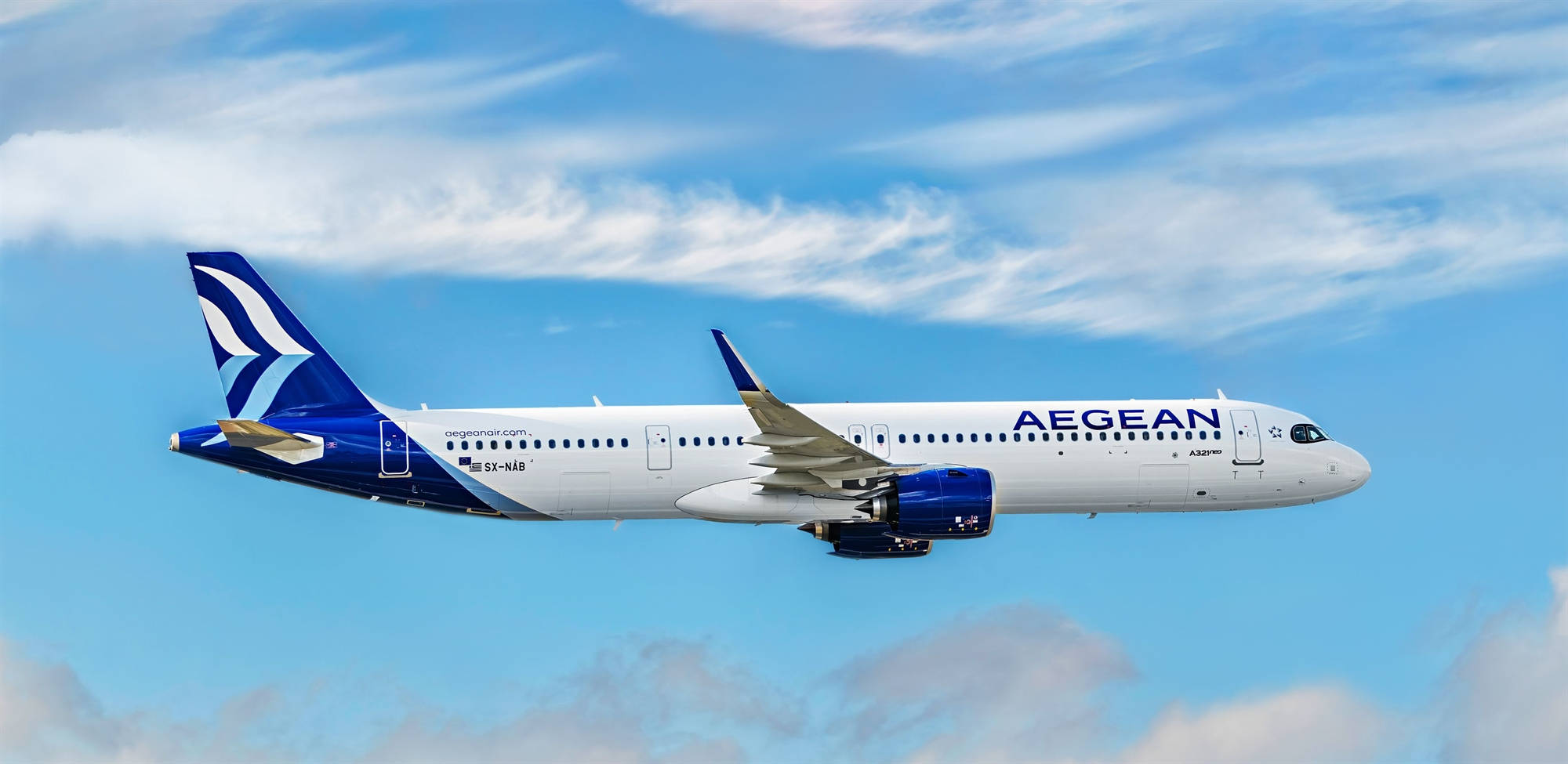Plane 桌布 壁紙 — 一架白色和藍色的愛琴海航空空中巴士A320在明亮藍天中優雅翱翔，天空點綴著縷縷白雲。