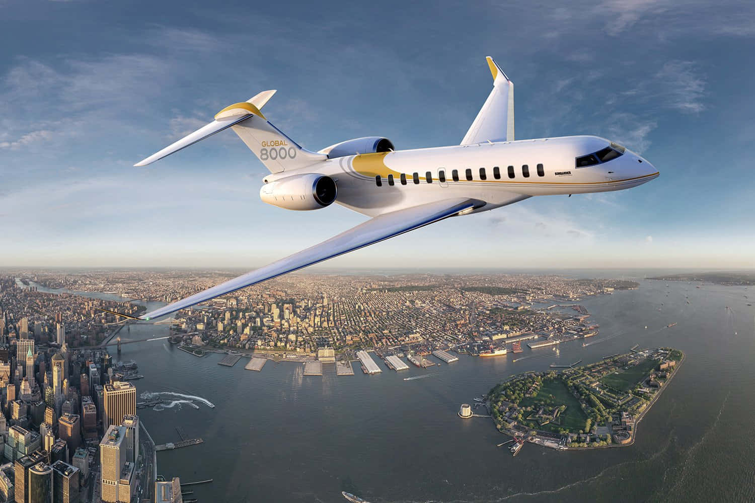 飛機 桌布 壁紙 — 一架白色和金色的Global 8000私人飛機在晴朗藍天下翱翔於廣闊的海岸城市景觀之上。
