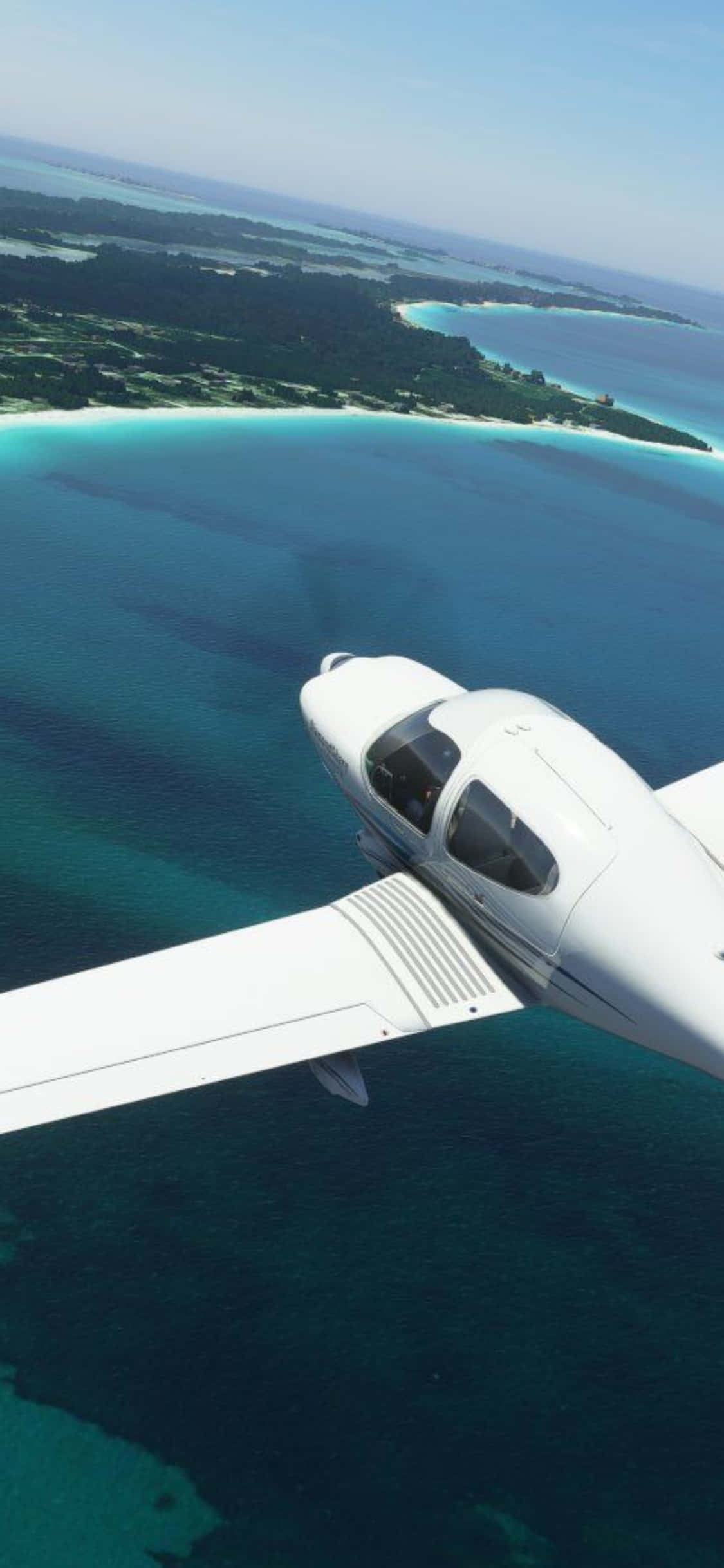 iPhone Xs Microsoft Flight Simulator 桌布 壁紙 — 一架白色單引擎飛機在晴朗藍天下翱翔於碧綠海水和翠綠島嶼之上。