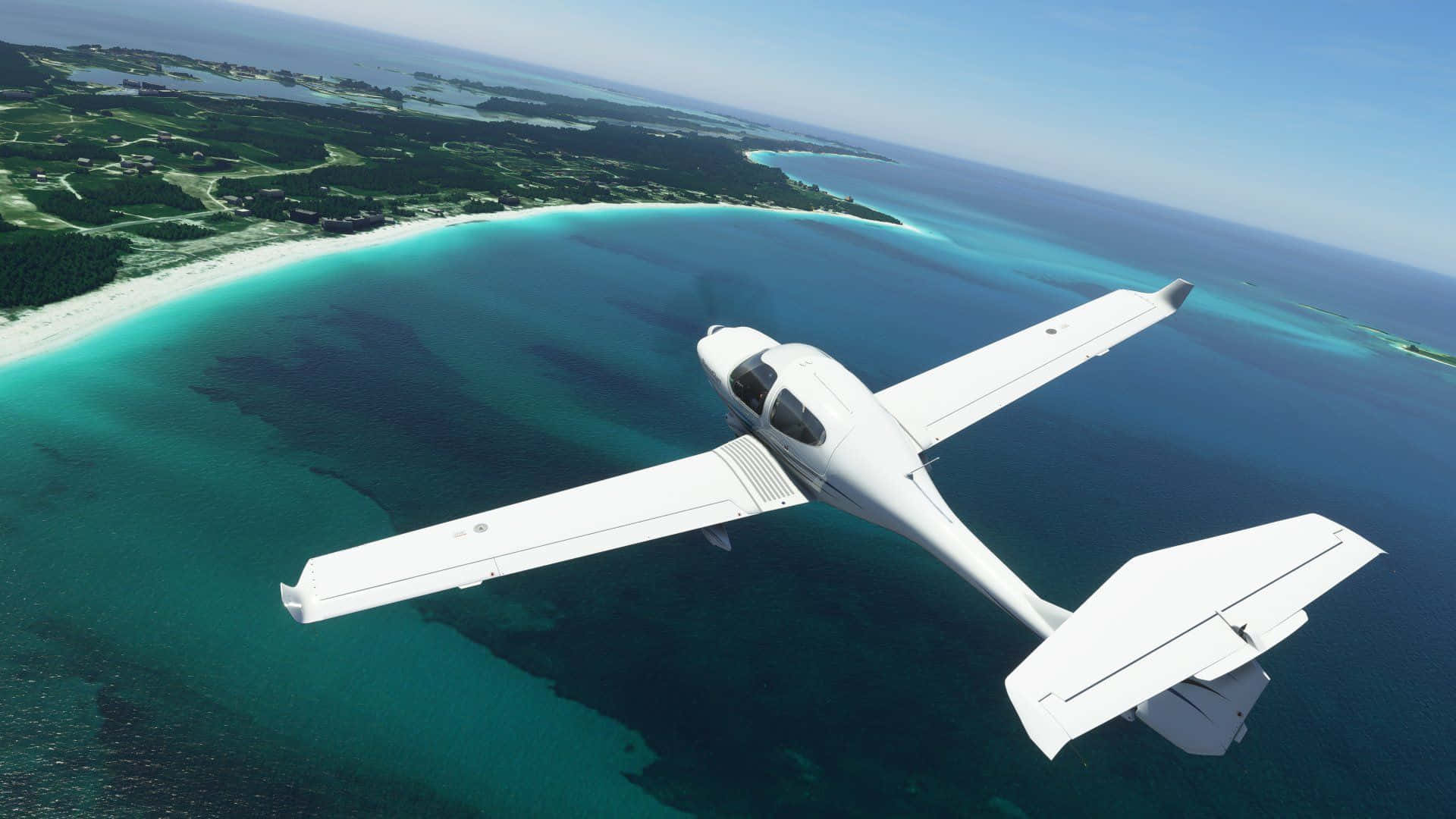 1920x1080 Microsoft Flight Simulator 桌布 壁紙 — 一架白色單引擎飛機在清澈藍天下翱翔於碧綠海水和翠綠島嶼海岸線之上。