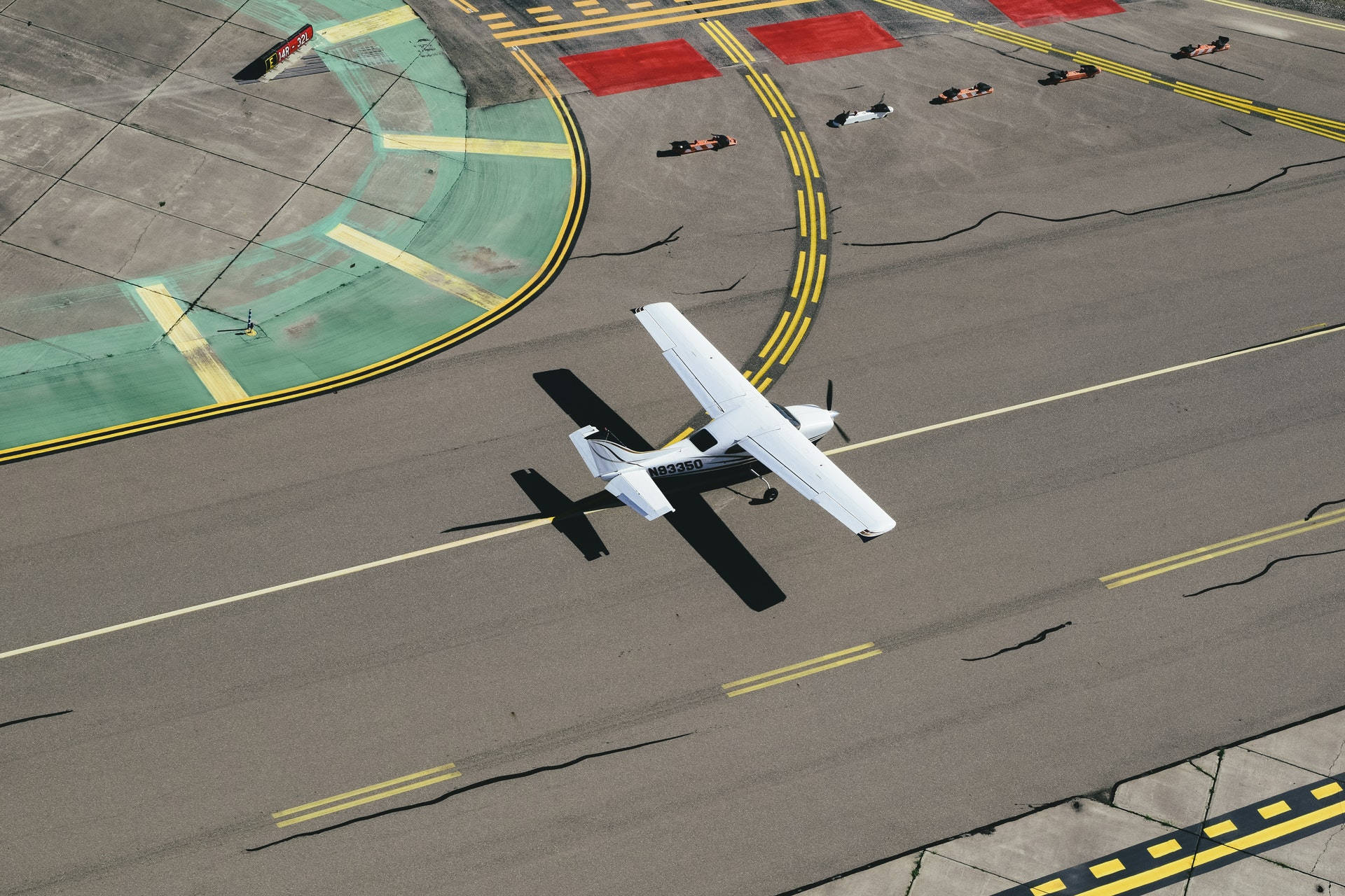 Runway 桌布 壁紙 — 一架白色單引擎飛機從一條標有黃線和紅區的鋪砌跑道上起飛。