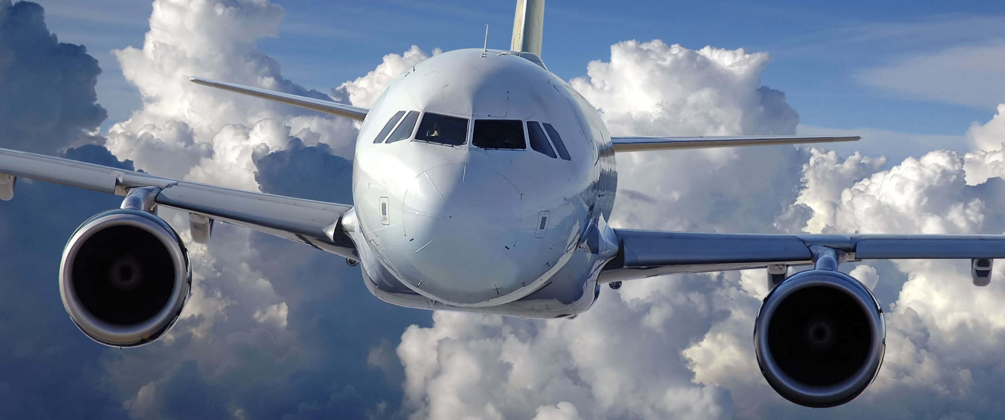 flying 桌布 壁紙 — 一架白色客機在明亮的藍天中翱翔於蓬鬆的白雲之間。