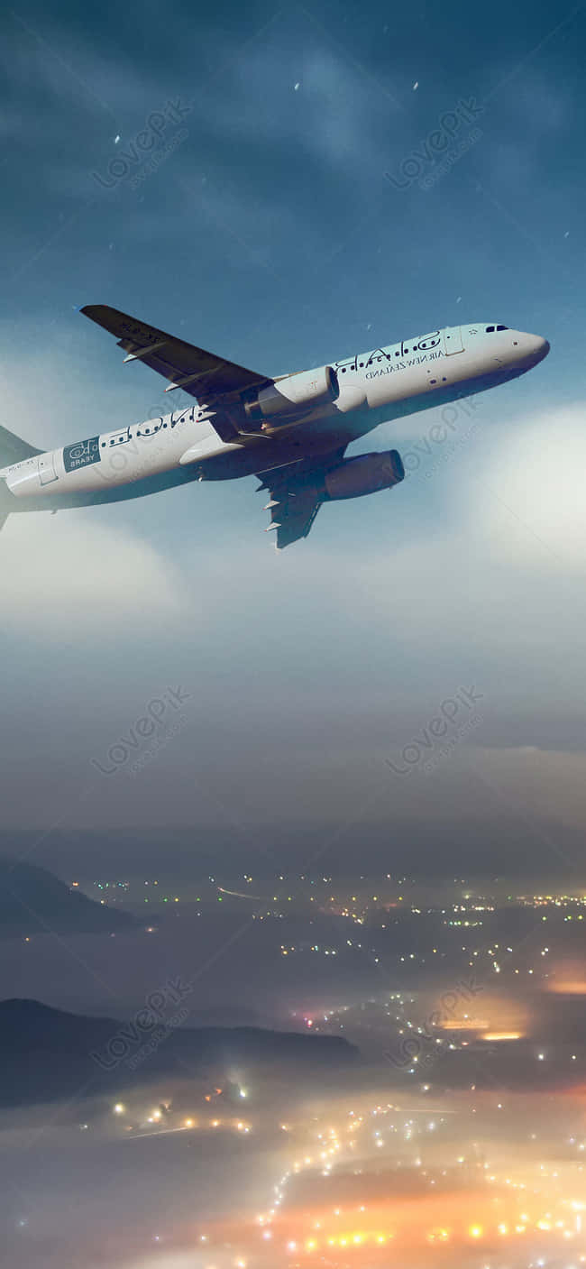 Android Plane 桌布 壁紙 — 一架白色客機在暮色中翱翔於發光的城市天際線之上，天空中有雲和星星。