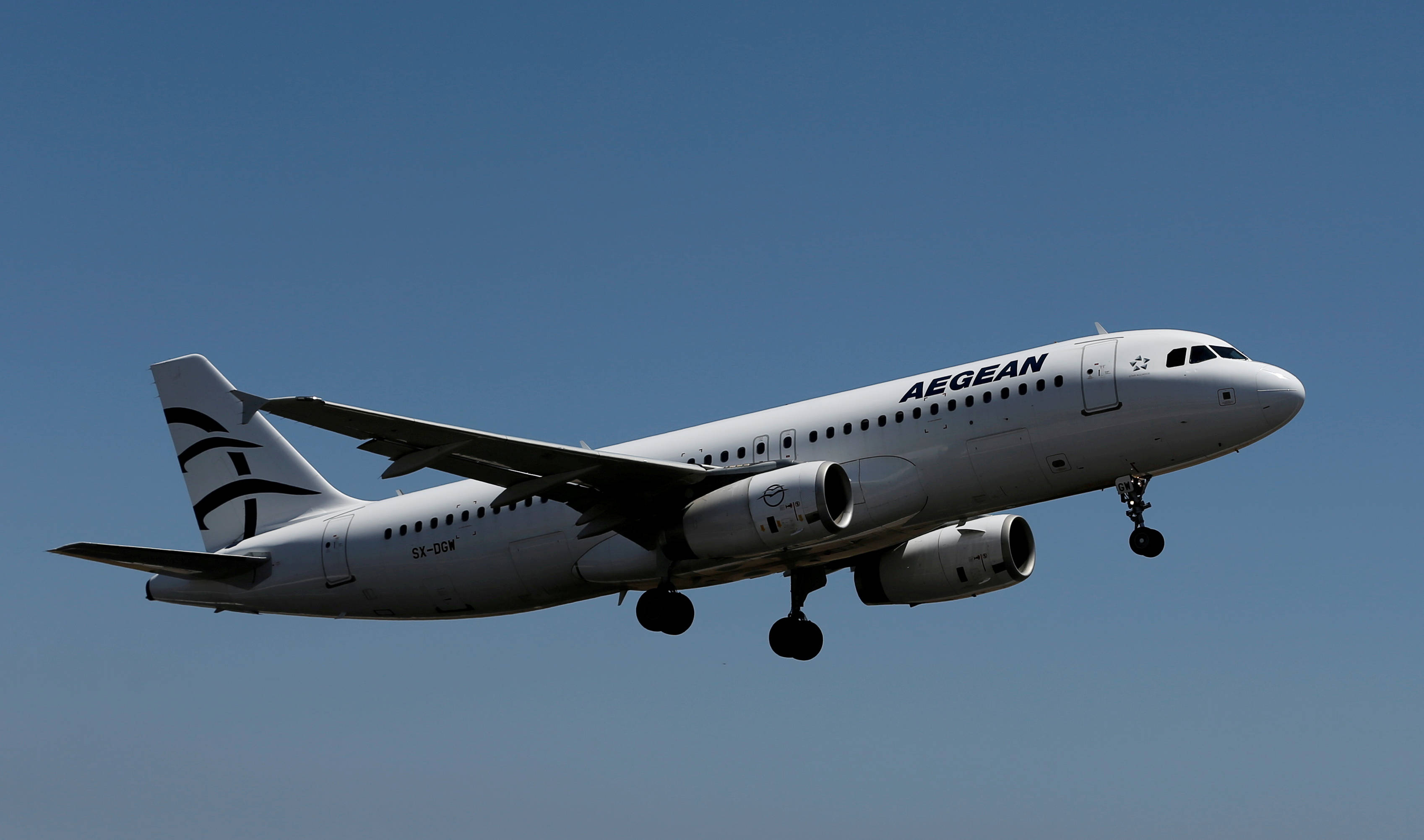 Plane 桌布 壁紙 — 一架白色愛琴海航空客機放下起落架，在清澈的藍天中翱翔。