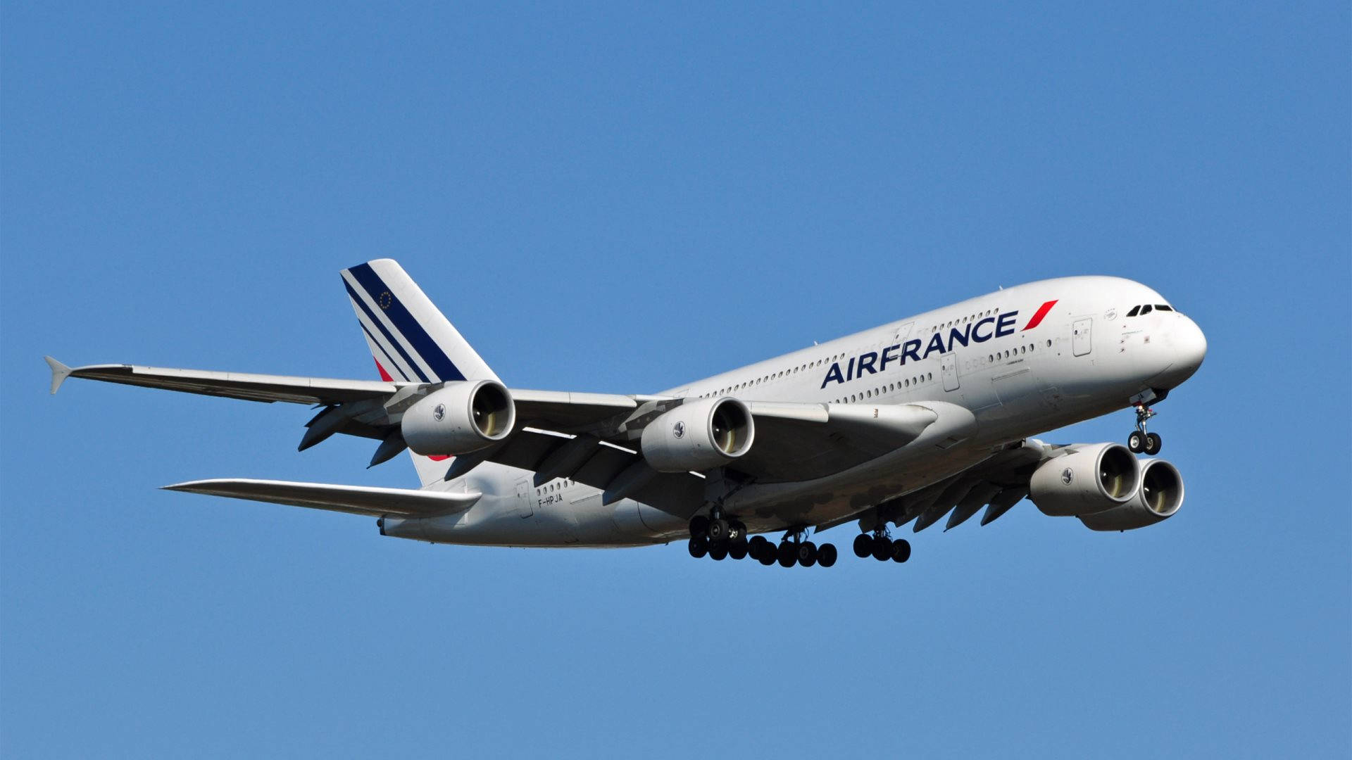 Plane 桌布 壁紙 — 一架白色法國航空Airbus A380飛機放下起落架，在清澈的藍天中翱翔。