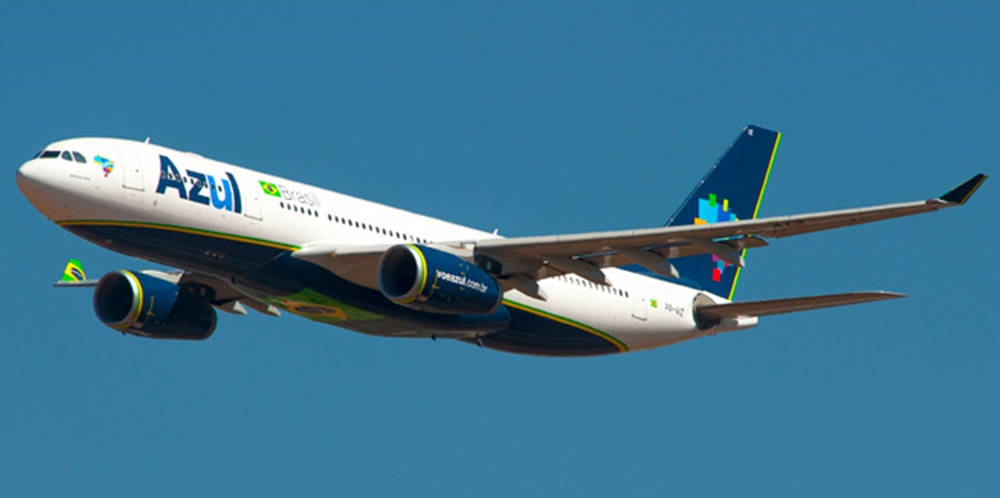 巴西 桌布 壁紙 — 一架白色的Azul Airlines空中巴士A330在晴朗的藍天中翱翔，起落架已放下。