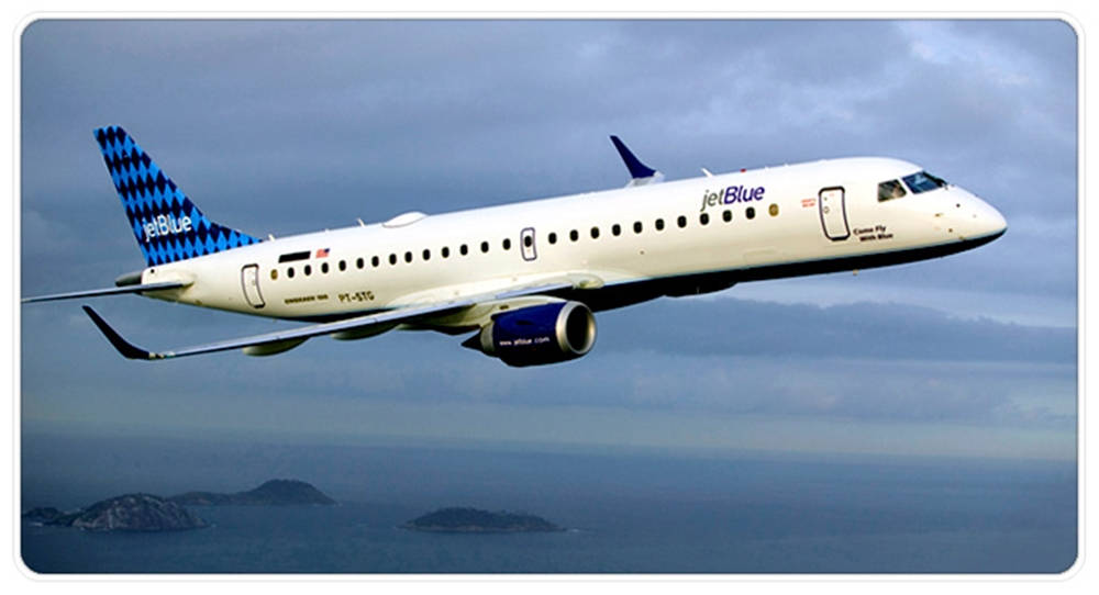 Plane 桌布 壁紙 — 一架白色的JetBlue飛機在陰天天空下翱翔於海洋之上，下方有島嶼。