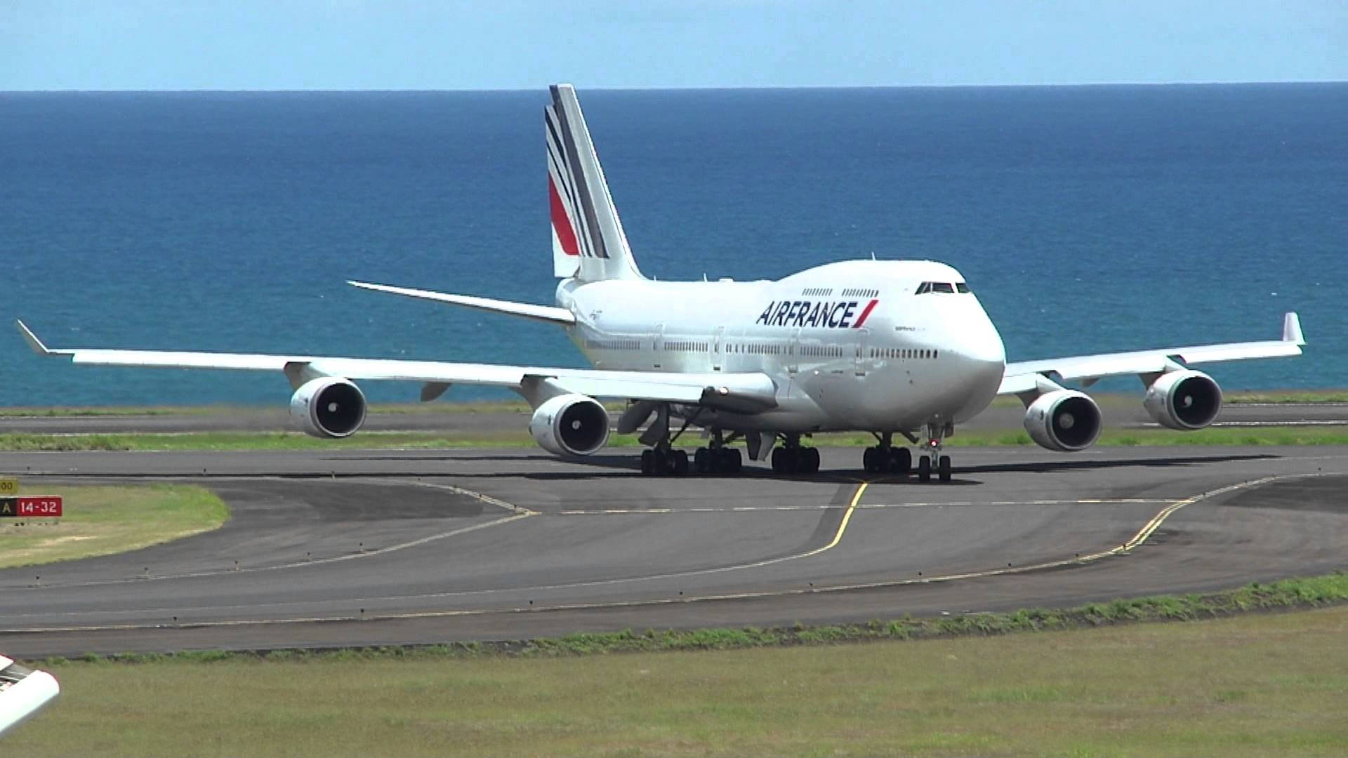 Plane 桌布 壁紙 — 一架白色的法國航空波音747在跑道上滑行，廣闊的藍色海洋在晴朗的天空下延伸至地平線。