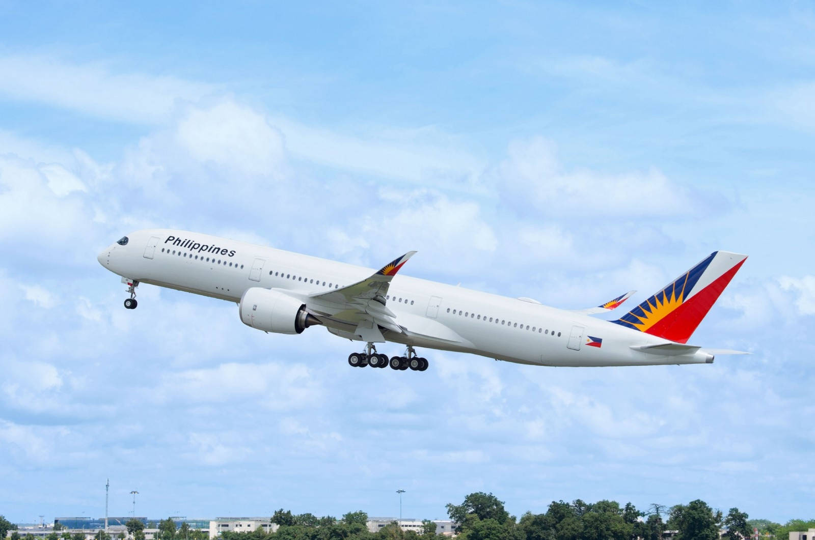 飛機 桌布 壁紙 — 一架白色的菲律賓航空飛機放下起落架，在藍天白雲中翱翔。