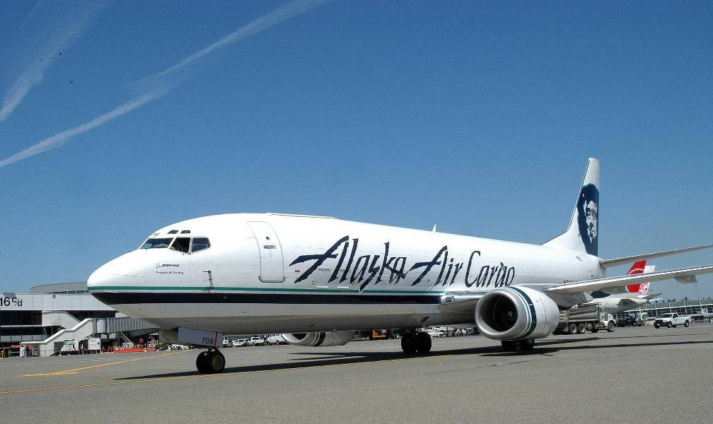 Plane 桌布 壁紙 — 一架白色的阿拉斯加航空貨運波音767停在陽光明媚的機場停機坪上，天空湛藍，有凝結尾跡。