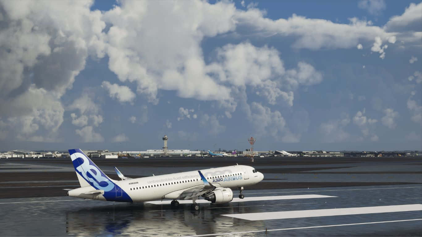 Airlines 桌布 壁紙 — 一架白色空中巴士A320，藍色尾翼，停在濕滑的跑道上，天空多雲，遠處有機場建築物。