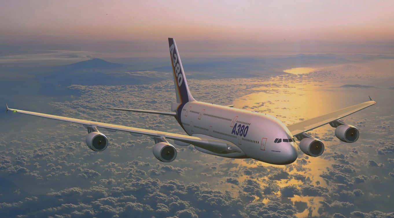 Airbus 桌布 壁紙 — 一架白色空中巴士A380在日落時分翱翔於蓬鬆雲層之上，金色光芒灑在機身和引擎上。