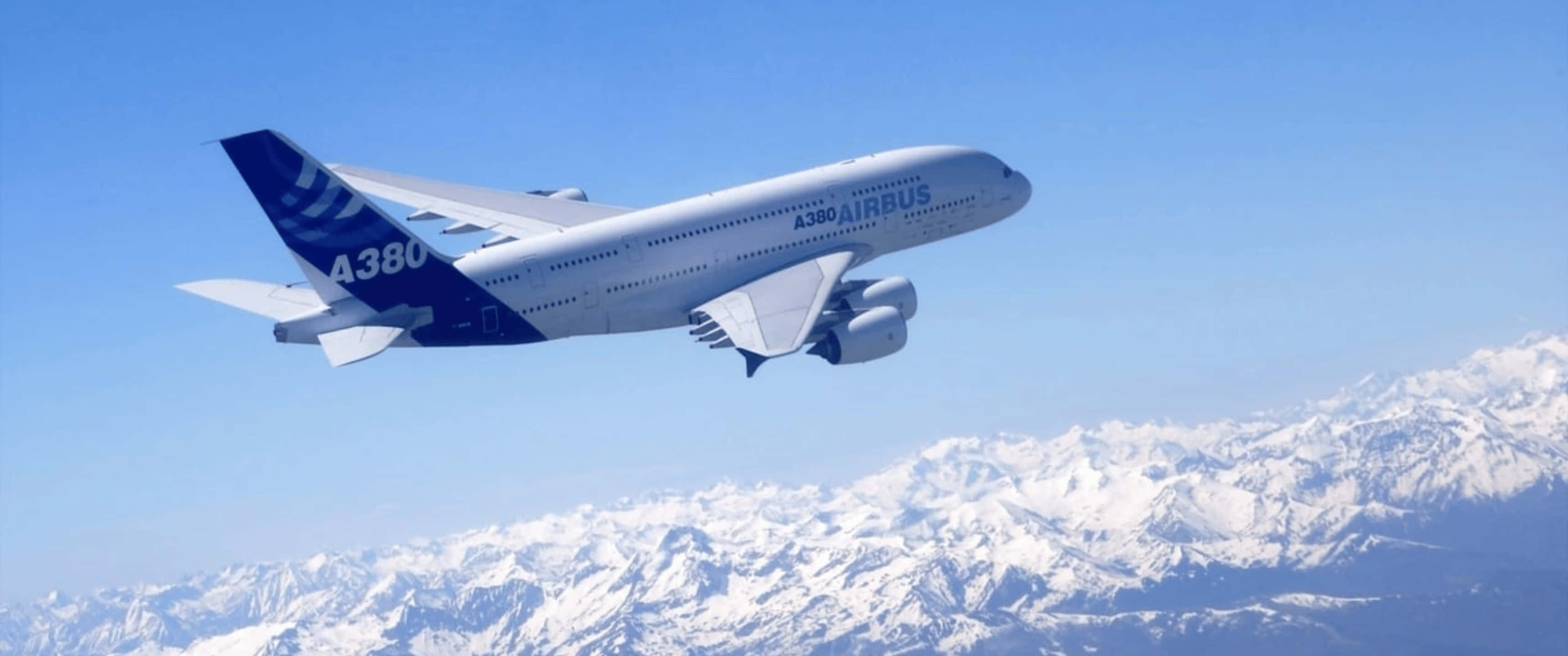 Airbus 桌布 壁紙 — 一架白色空中巴士A380在晴朗藍天下翱翔於積雪覆蓋的山峰之上。
