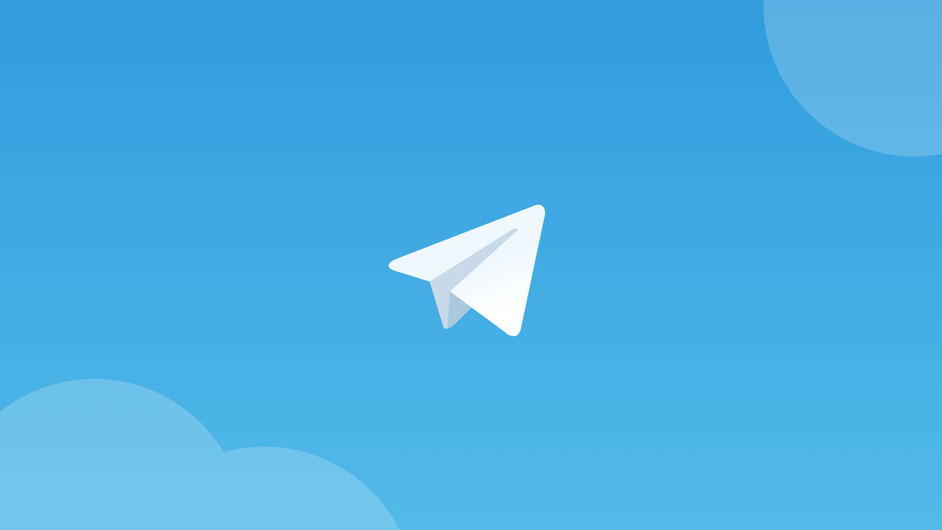 Telegram 桌布 壁紙 — 一架白色紙飛機在寧靜的藍天中翱翔，伴隨著柔軟的雲朵形狀。