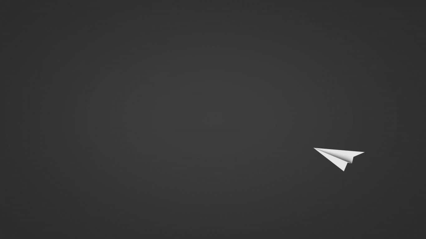1366x768 Minimalist 桌布 壁紙 — 一架白色紙飛機在深灰色漸變背景上滑翔。