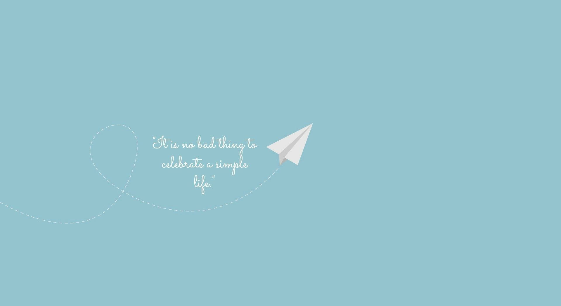 Motivational Aesthetic Desktop 桌布 壁紙 — 一架白色紙飛機飛過柔和的藍色背景，留下一條虛線軌跡，並附有引文「慶祝簡單生活並非壞事」。